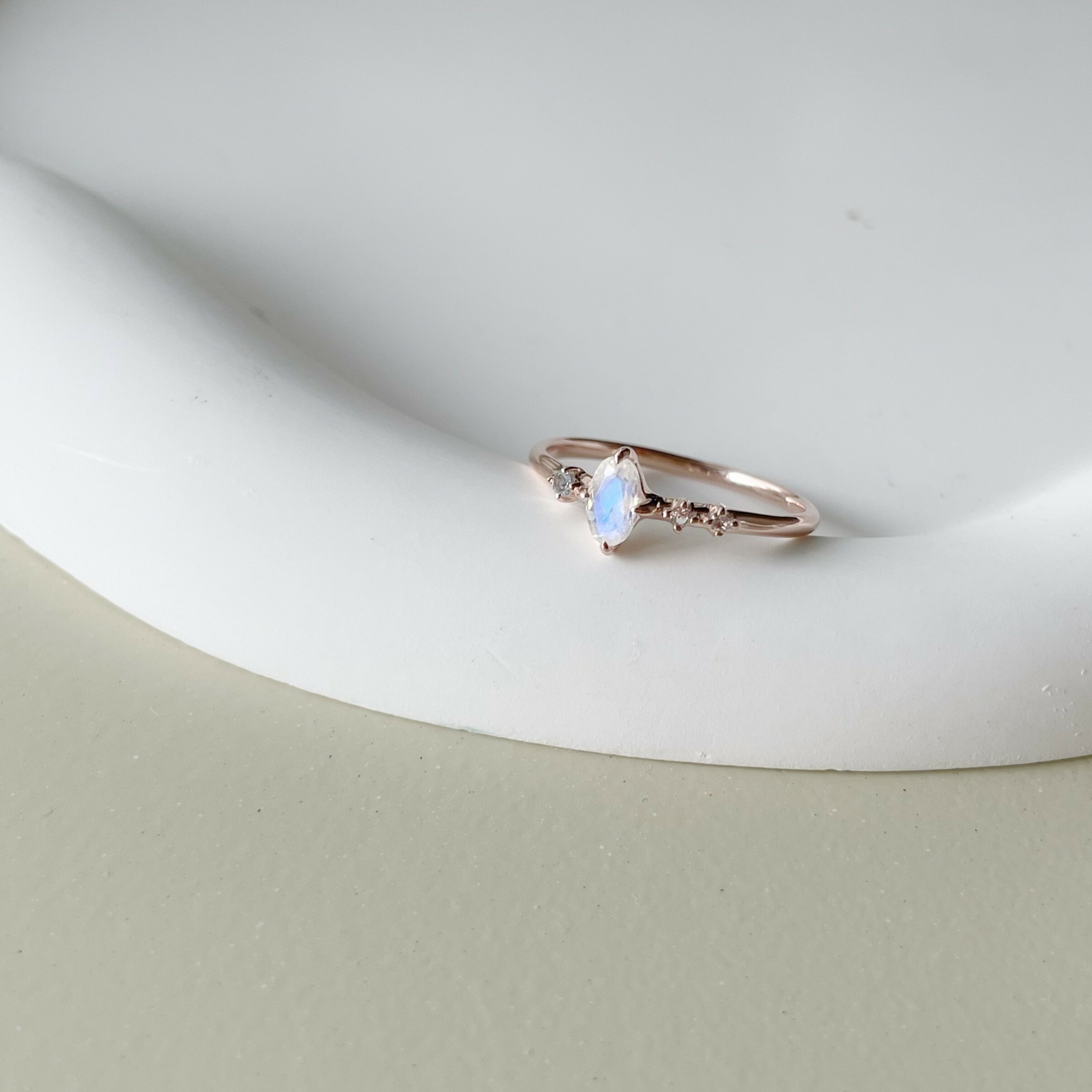 Meteor橢圓月光石戒指