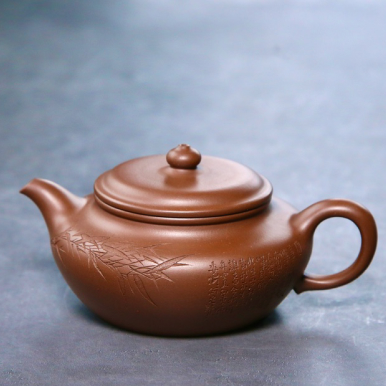 【錦鼓】--造型簡練，古樸大方，其各部比例協調，壺身瀟灑刻竹，文氣瀟灑