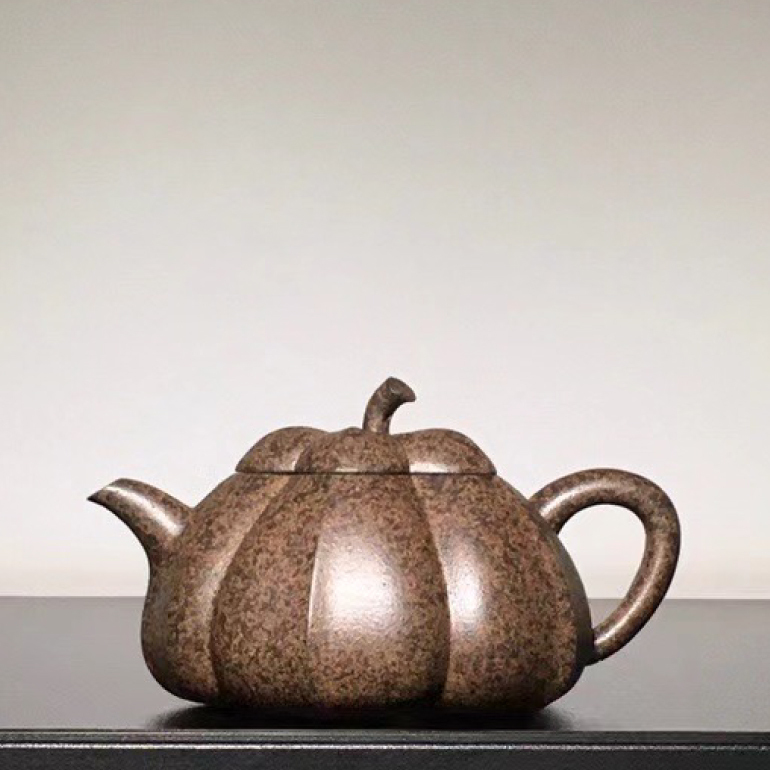 【菱花瓣】 -- 高溫燒制，富有老味。 氣孔延展，透氣性更好花瓣口蓋