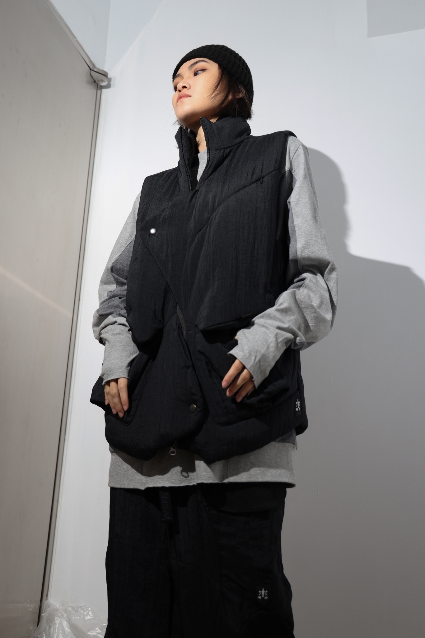 立領不對稱鋪棉背心-黑