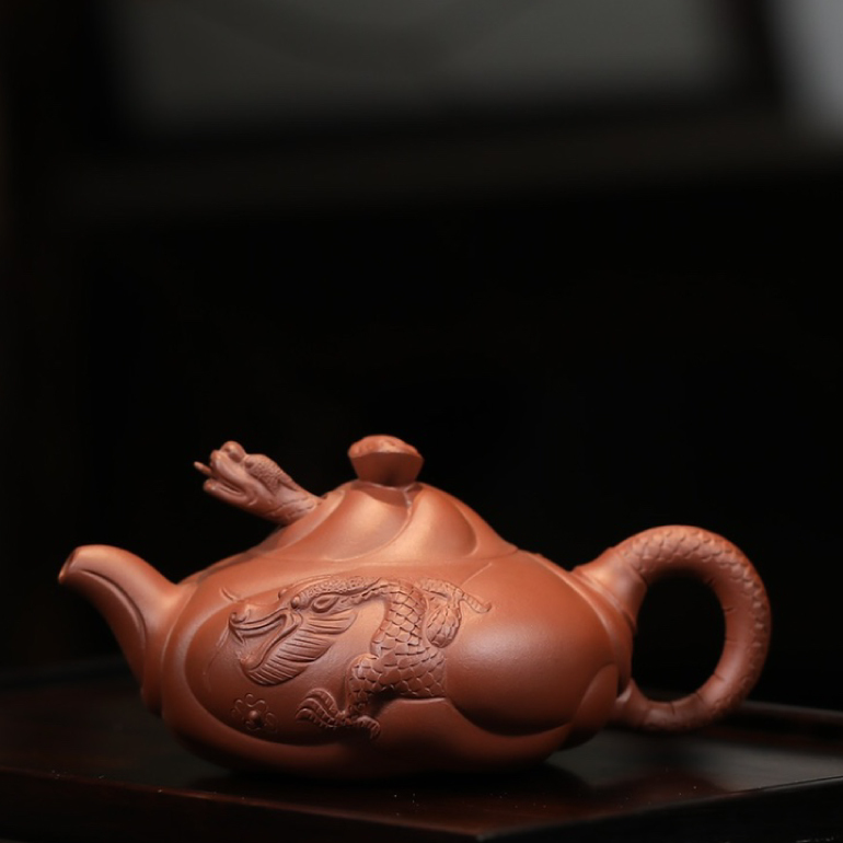 【魚化龍】--壺身兩側各塑一魚一龍淺浮雕在浪花中騰躍，神韻靈動，栩栩如生