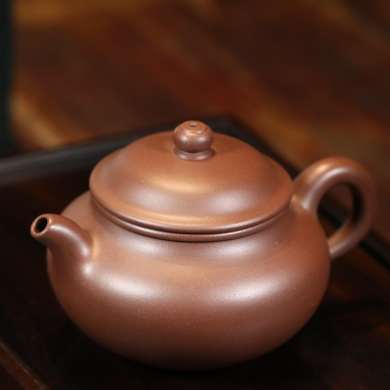 【明式蓮子】 -- 簡潔圓潤，骨肉亭勻，清新雅緻，細緻的做工，彰顯了此壺的力度之美