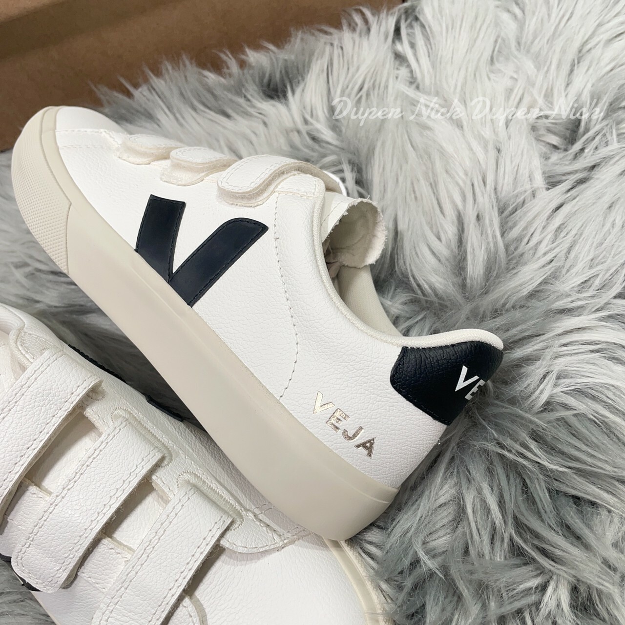 VEJA WOMEN'S RECIFE CHROME FREE LEATHER VELCRO TRAINERS - EXTRA WHITE/BLACK