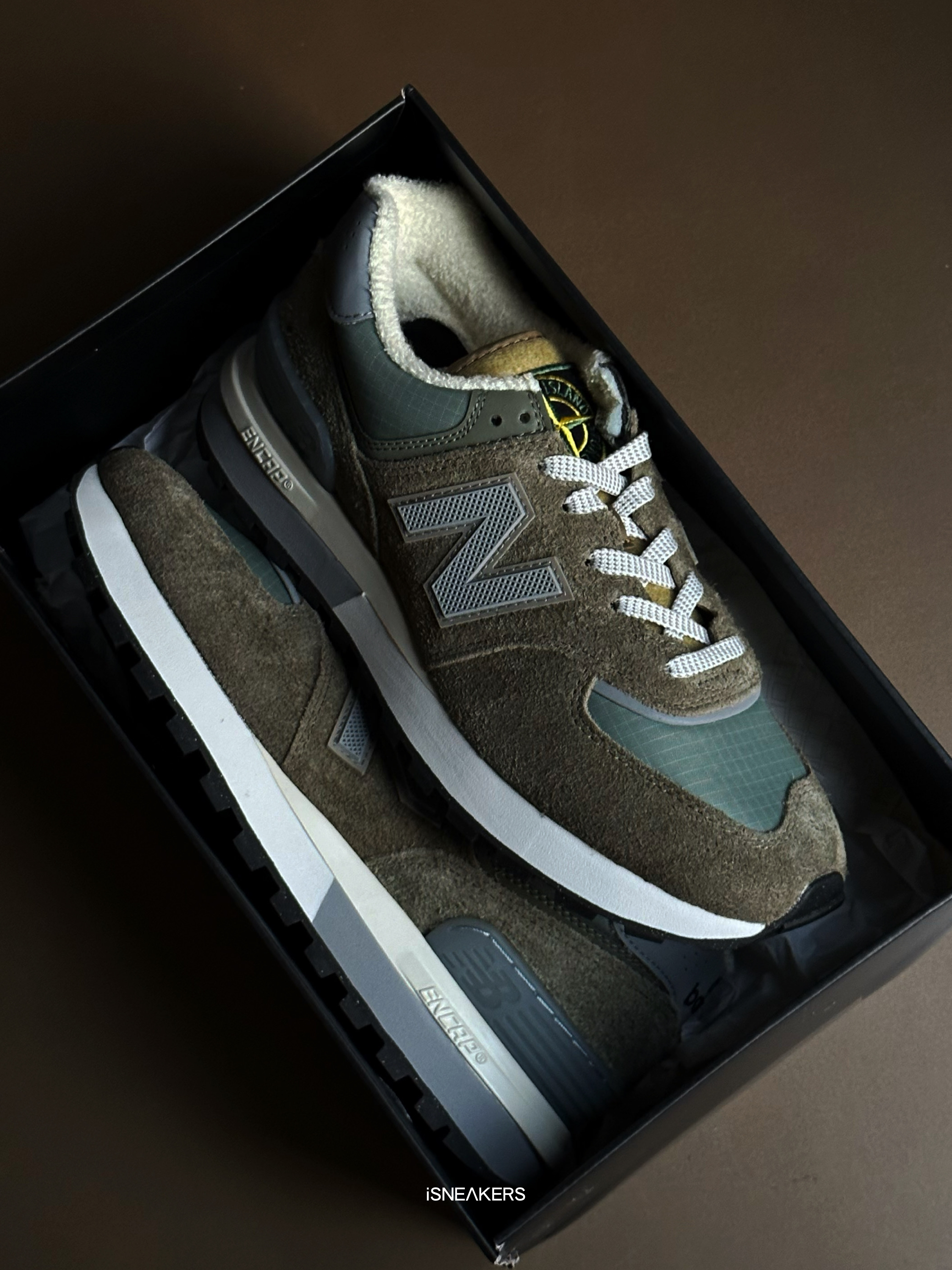 iSNEAKERS｜Stone Island x New Balance 574 "Legacy" 石頭島 橄欖綠 U574LGST