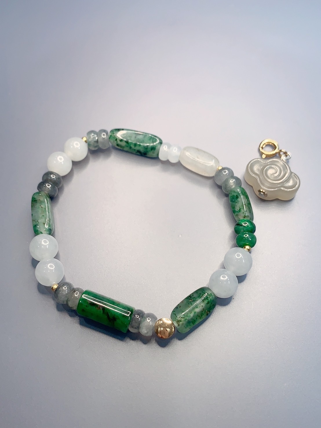 雨潤萌芽丨春分丨綠與白翡翠設計手鍊