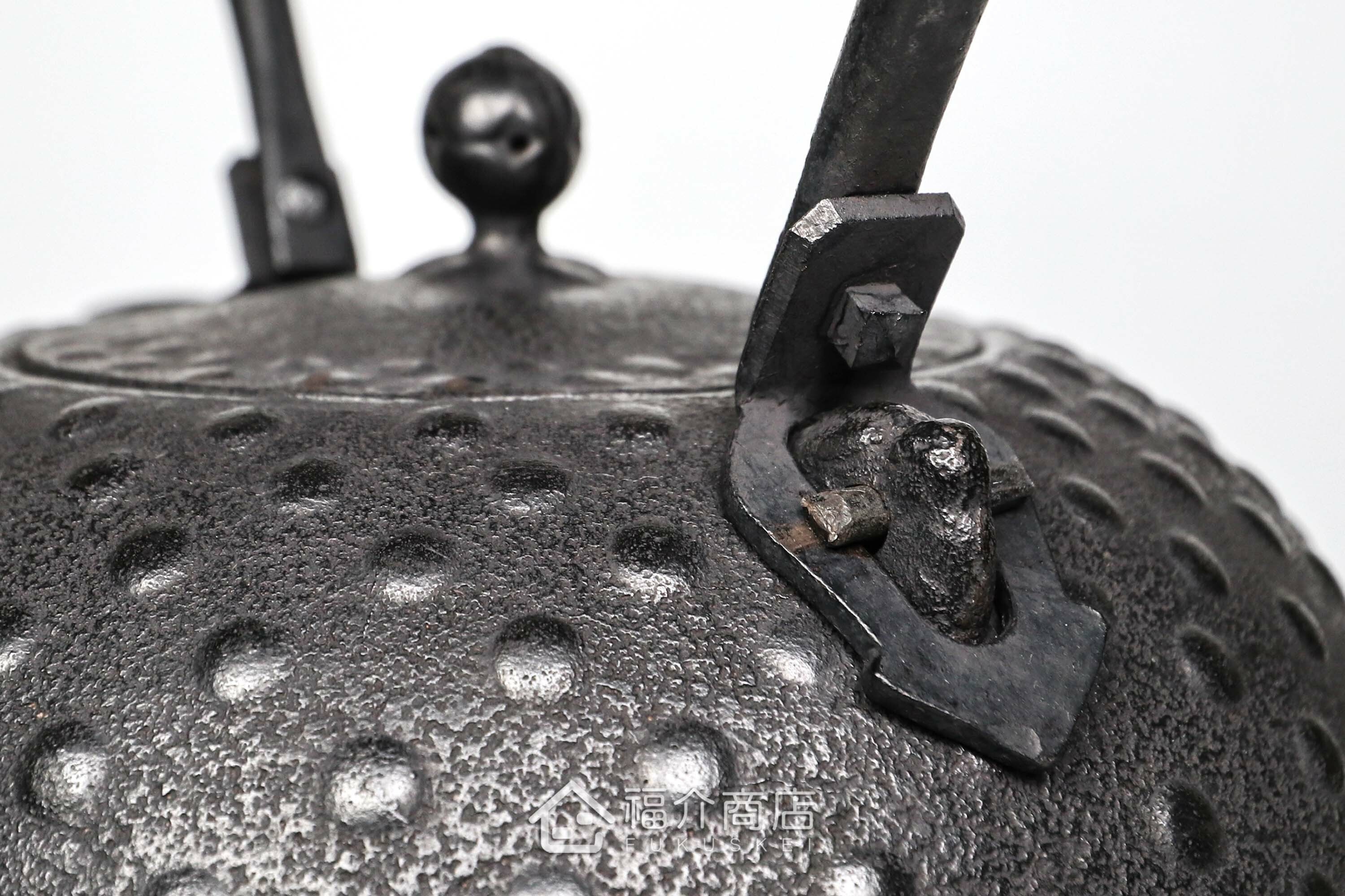 薰山工房所製作的日本鐵壺,壺身設計成寶珠型圓點紋