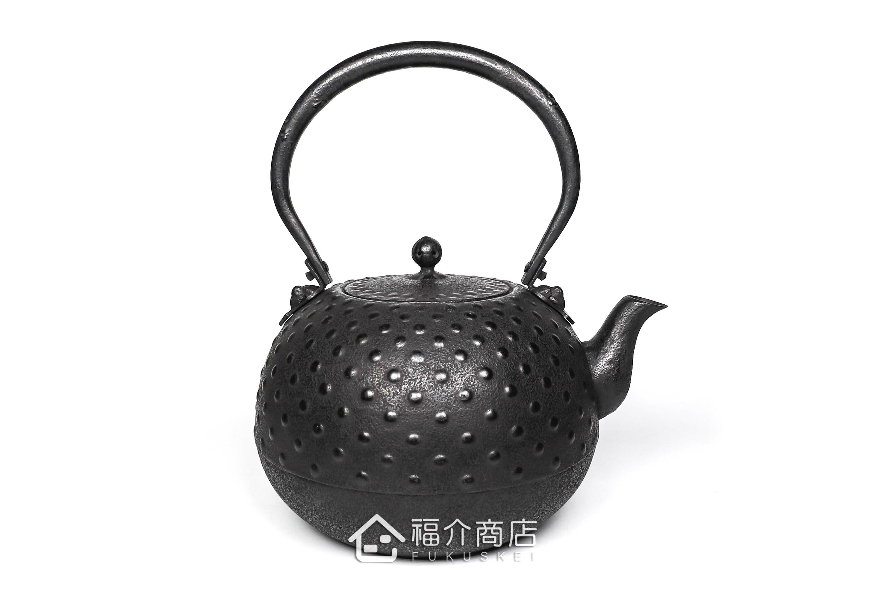 薰山工房所製作的日本鐵壺,壺身設計成寶珠型圓點紋