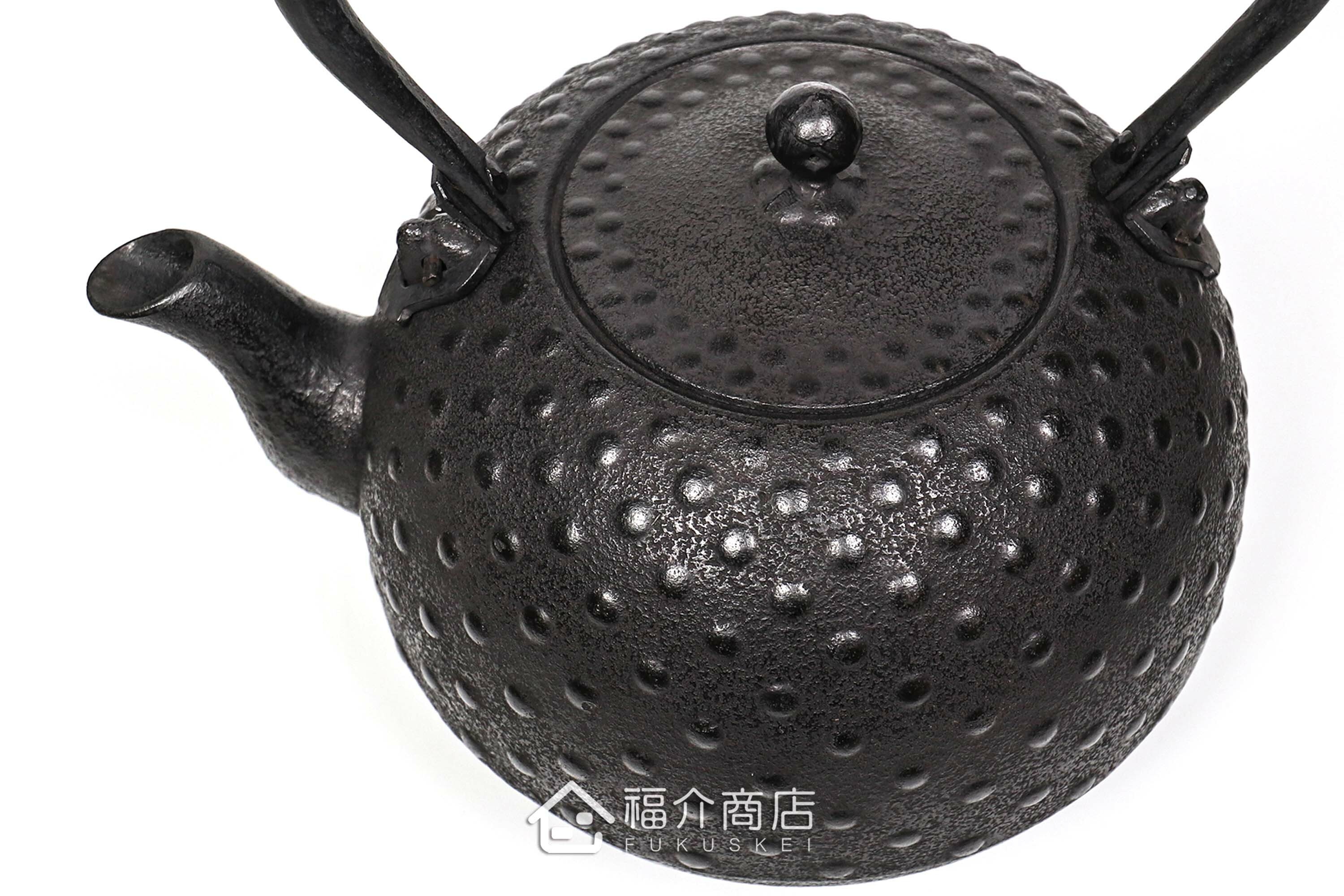 薰山工房所製作的日本鐵壺,壺身設計成寶珠型圓點紋