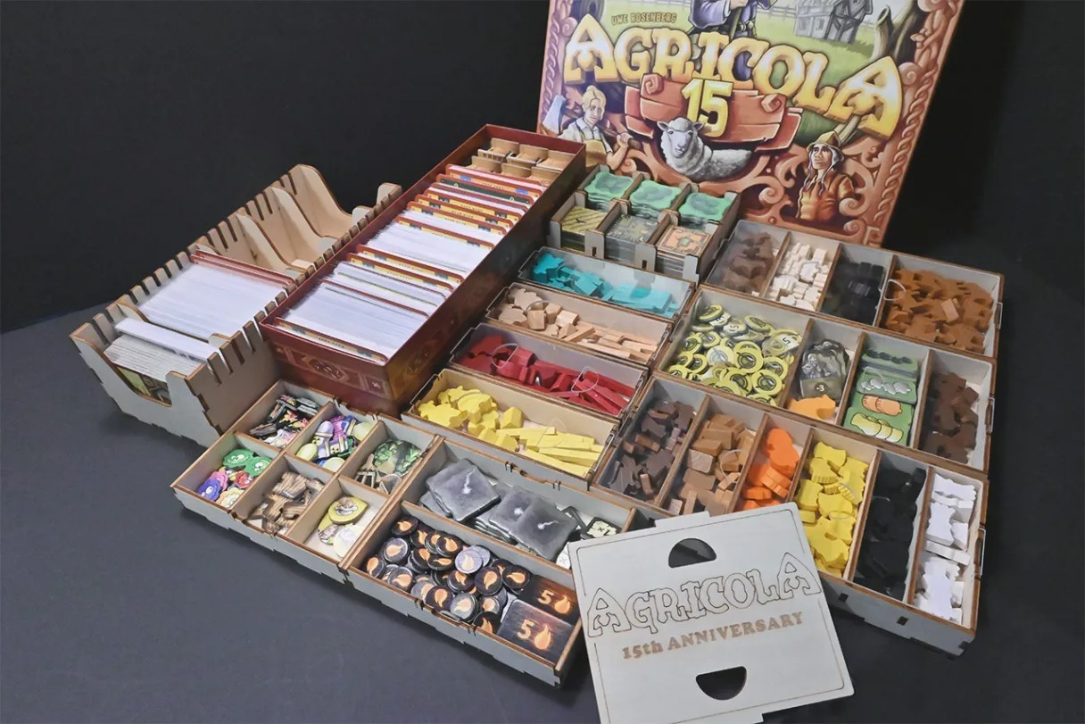 農家樂十五週年紀念版 Agricola 15 桌遊收納盒 【烏鴉盒子】