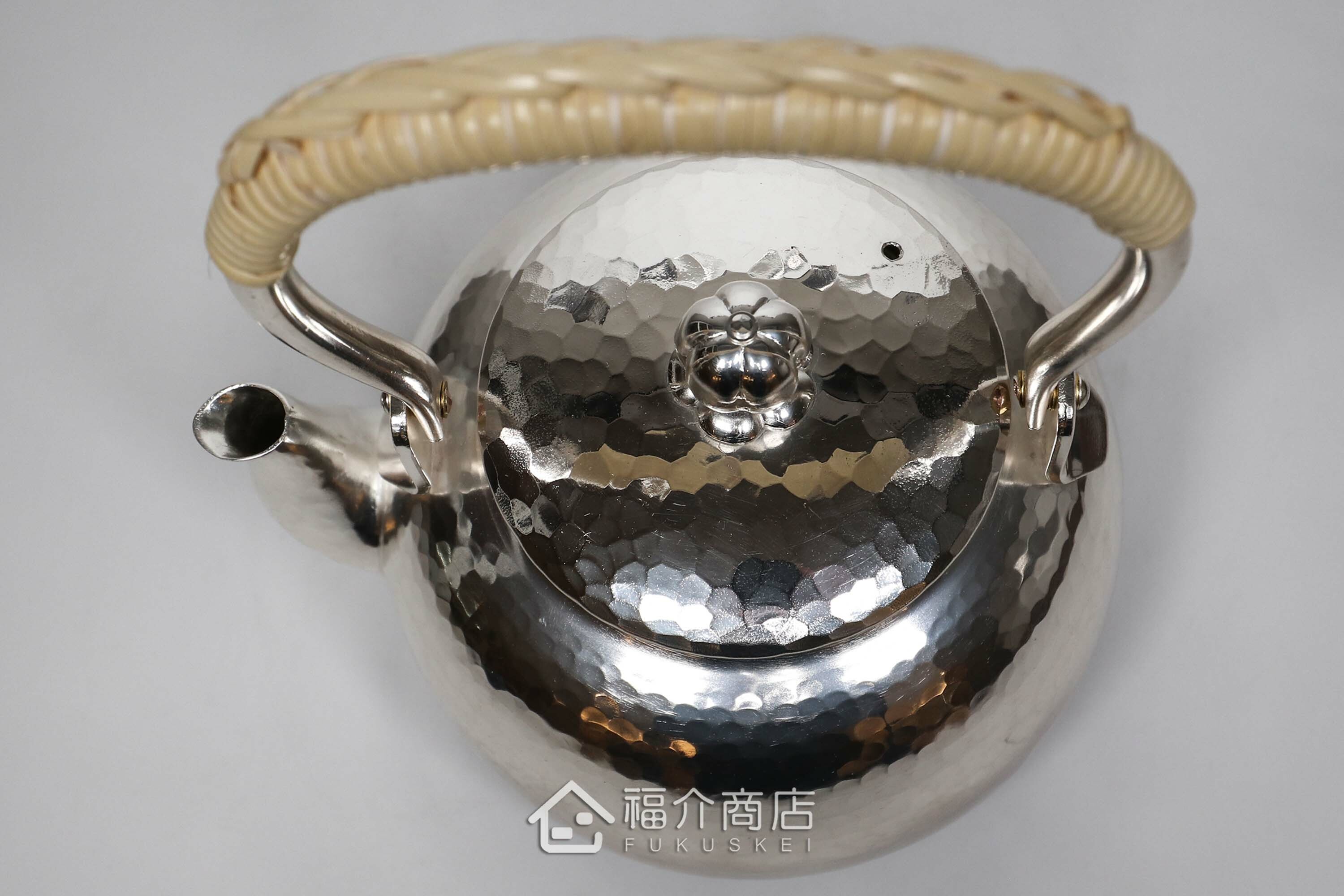 編織提樑造型的銅鍍銀壺