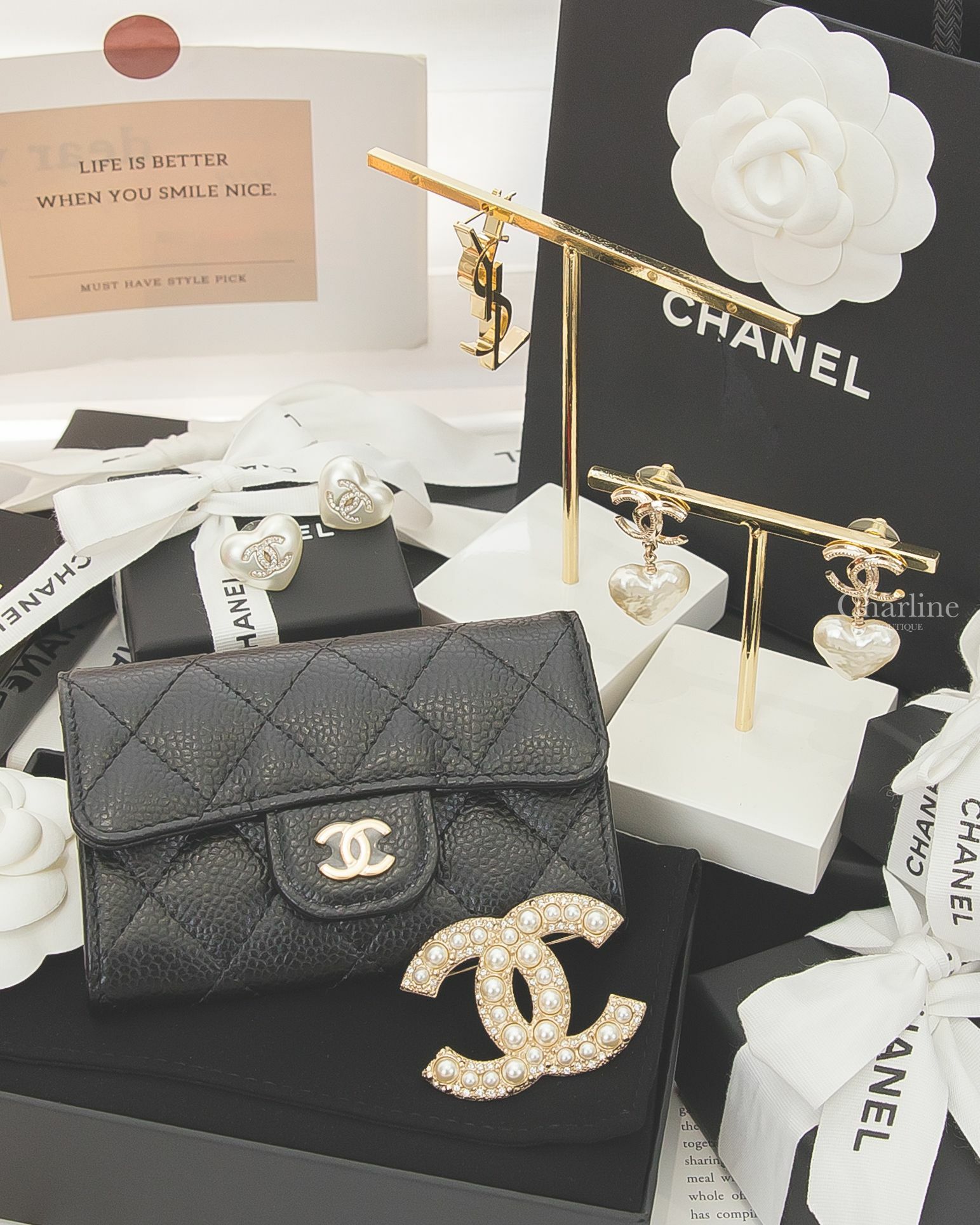 Saint Laurent 金色字母單邊垂墜耳環,Chanel 黑色金CC酒紅內裡荔枝菱格紋零錢夾,金色大小珍珠水鑽CC胸針,金色壓紋滾邊CC白色樹脂愛心垂墜耳環,金色水鑽CC白色愛心耳環-Charline Boutique 精品代購
