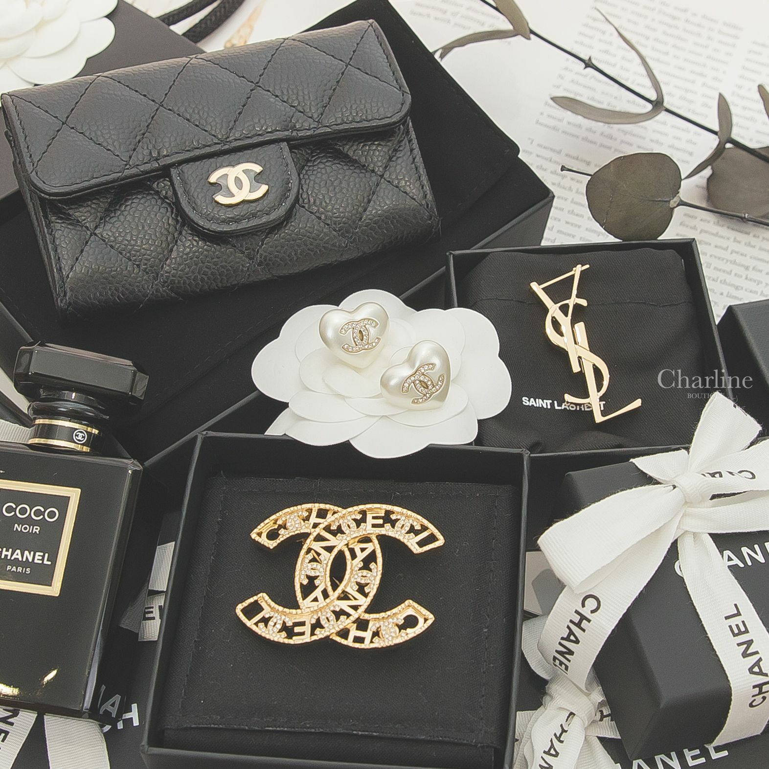 Saint Laurent Cassandre Single Earring 金色字母單邊垂墜耳環,Chanel 黑色金CC酒紅內裡荔枝菱格紋零錢夾,金色簍空字母水鑽CC胸針,金色水鑽CC白色愛心耳環-Charline Boutique 精品代購