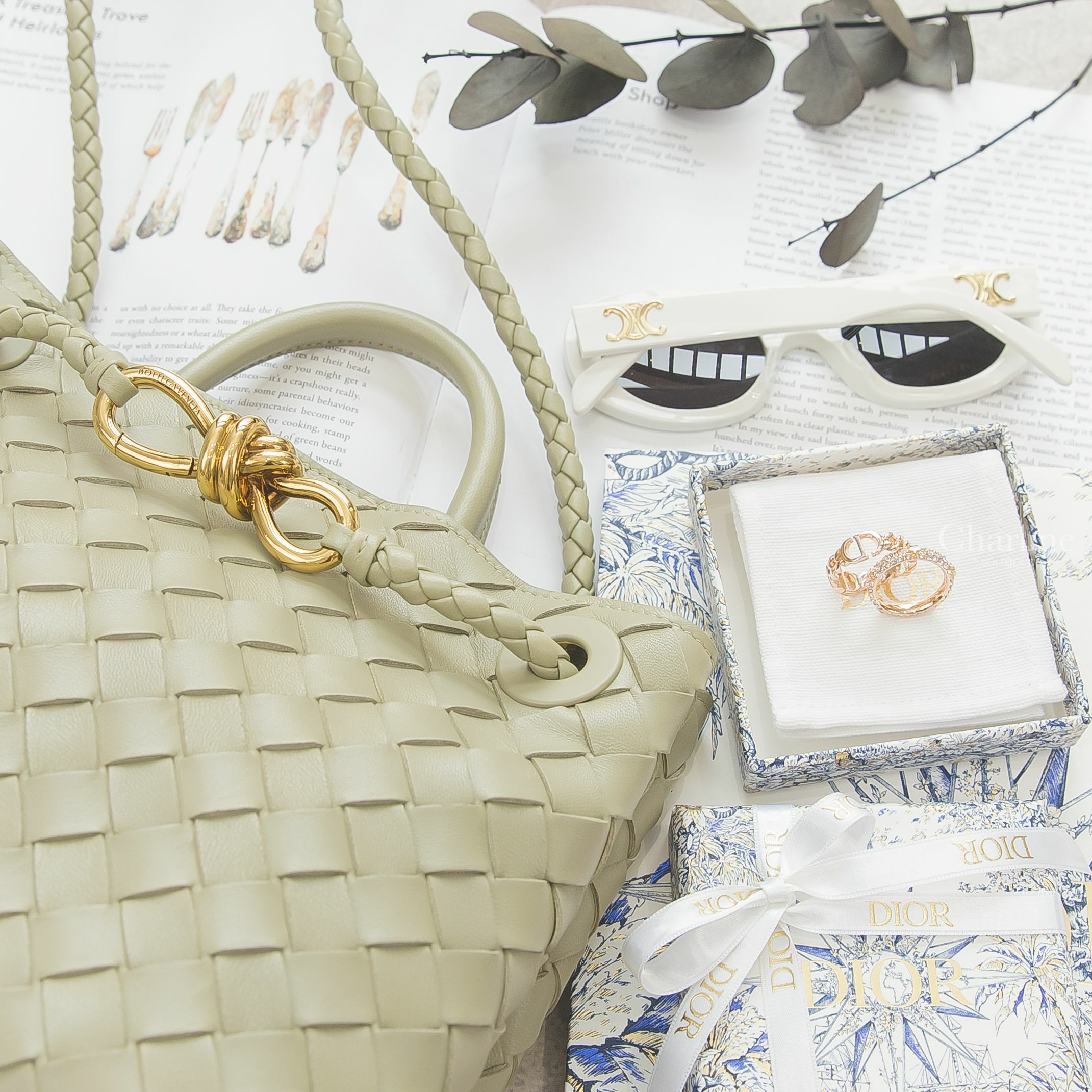 Dior Petit CD Ring Set 玫瑰金CD/水鑽星星戒指兩件組,Bottega Veneta 洞石綠金色扭結釦編織小羊皮小型手提肩背包,Celine 白色橢圓框側邊金色凱旋門太陽眼鏡-Charline Boutique 精品代購