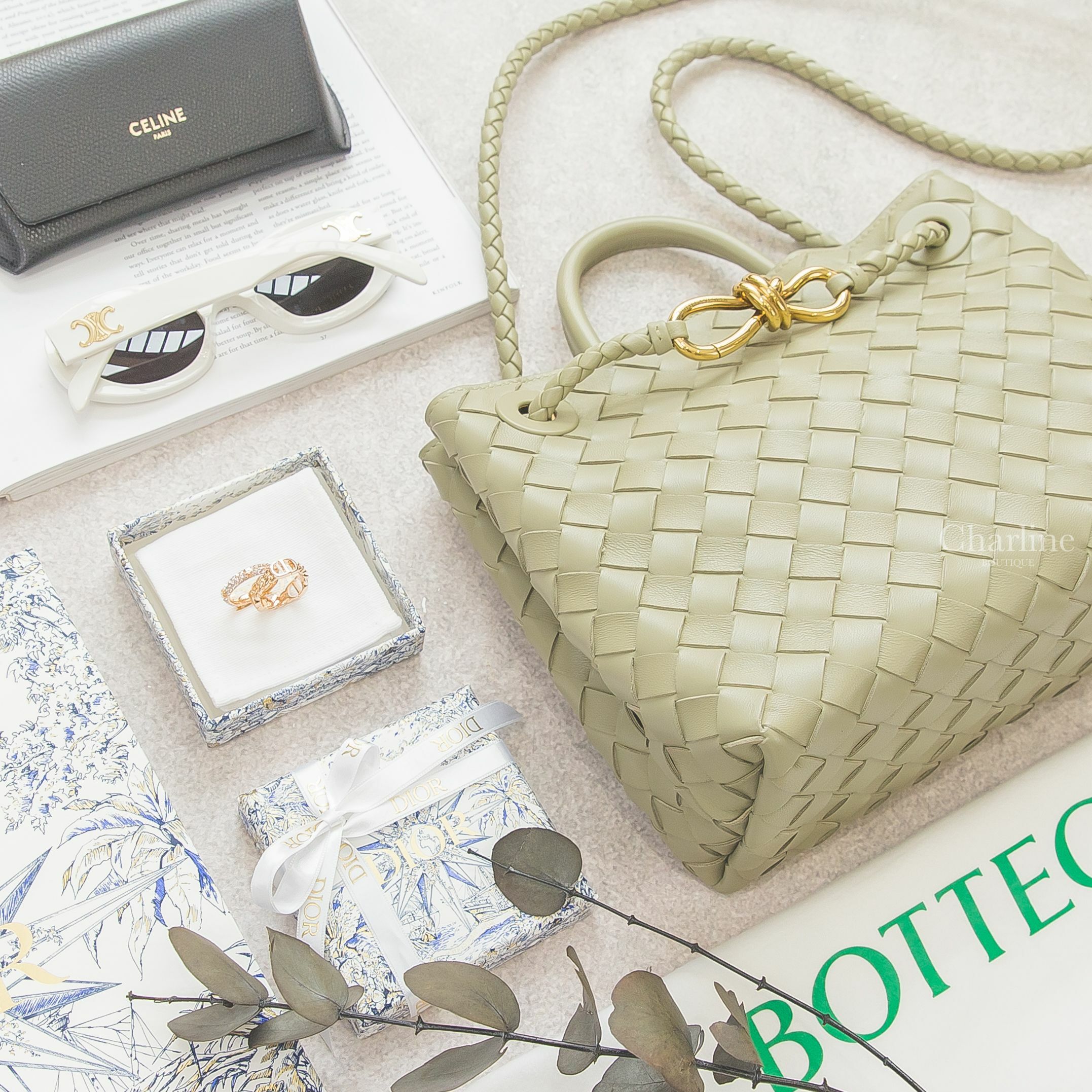 Dior Petit CD Ring Set 玫瑰金CD/水鑽星星戒指兩件組,Bottega Veneta 洞石綠金色扭結釦編織小羊皮小型手提肩背包,Celine 白色橢圓框側邊金色凱旋門太陽眼鏡-Charline Boutique 精品代購