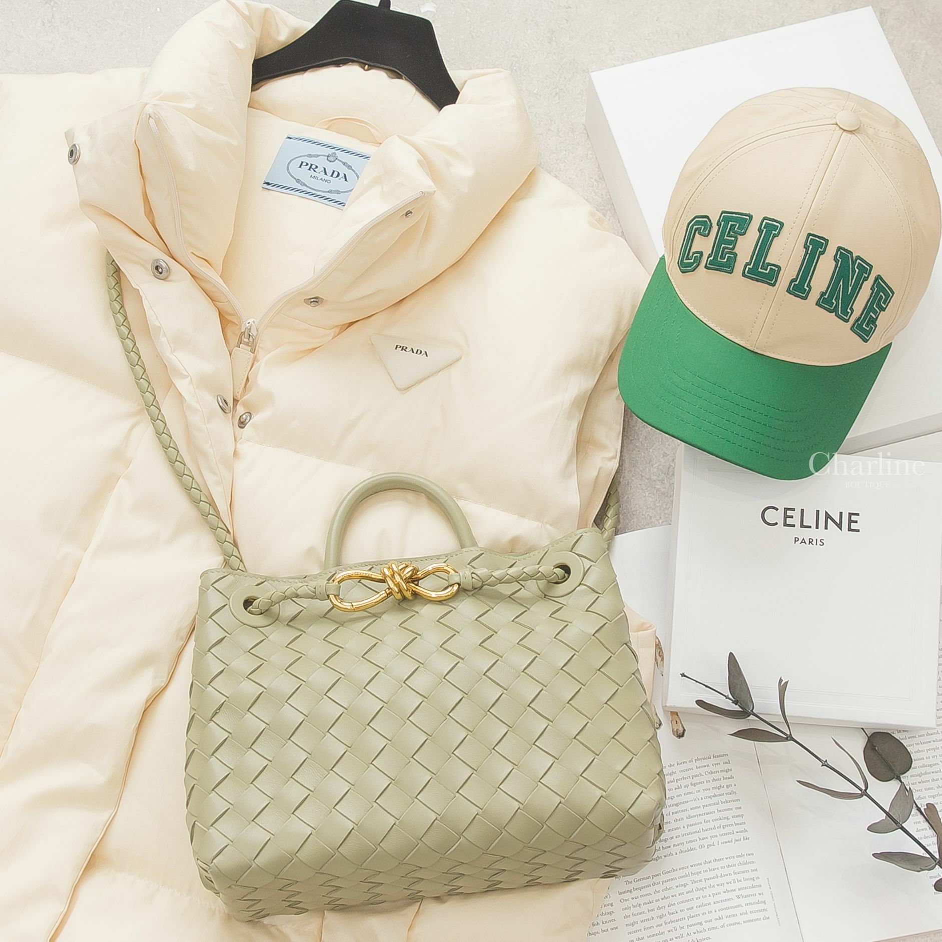 Bottega Veneta Small Andiamo 洞石綠金色扭結釦編織小羊皮小型手提肩背包,Celine College Baseball Cap 奶油色拼綠色刺繡綠框字樣棉質棒球帽-Charline Boutique 精品代購