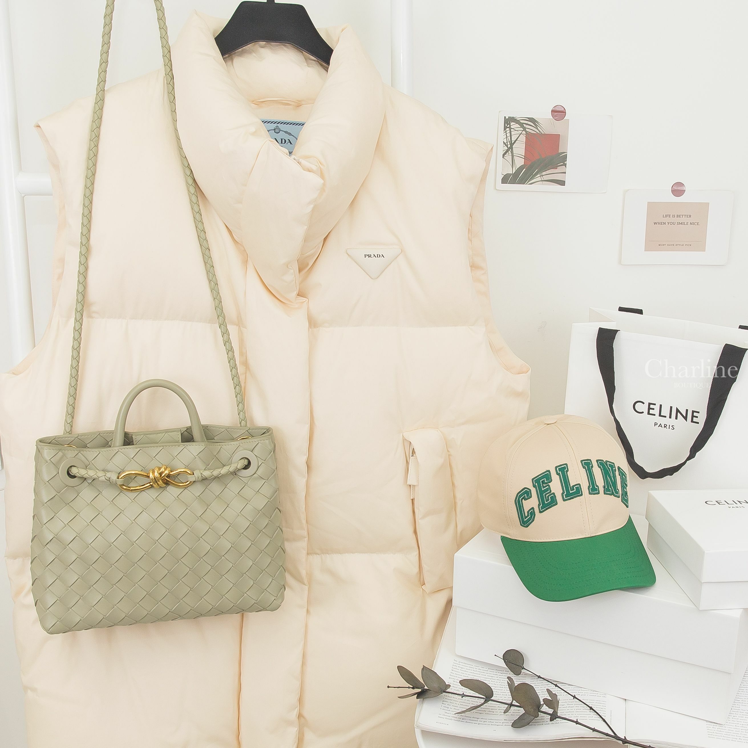 Bottega Veneta Small Andiamo 洞石綠金色扭結釦編織小羊皮小型手提肩背包,Celine College Baseball Cap 奶油色拼綠色刺繡綠框字樣棉質棒球帽-Charline Boutique 精品代購