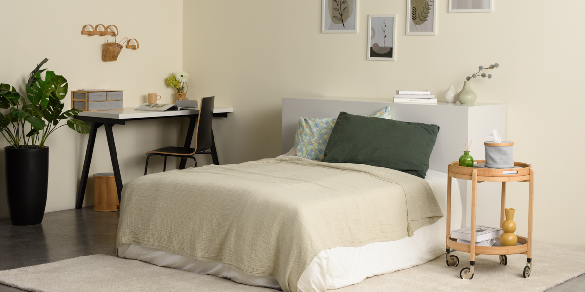 自然系套房佈置,從傢俱、家飾品到植栽以及掛畫都充滿自然氛圍