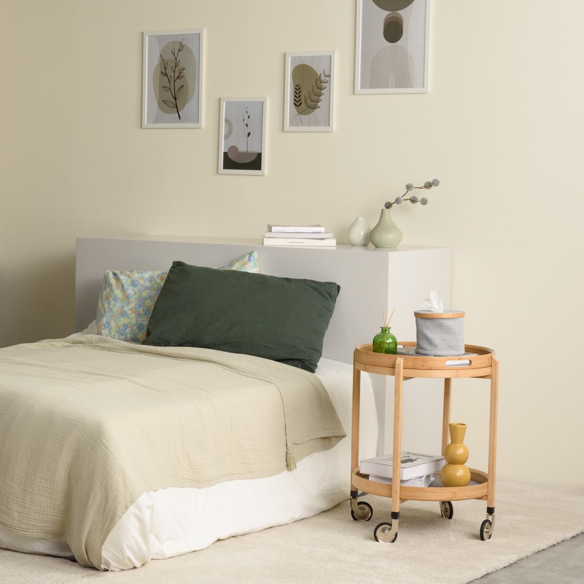 以舒適的色彩佈置臥室,綠色的枕頭與棉被,竹製床邊桌...