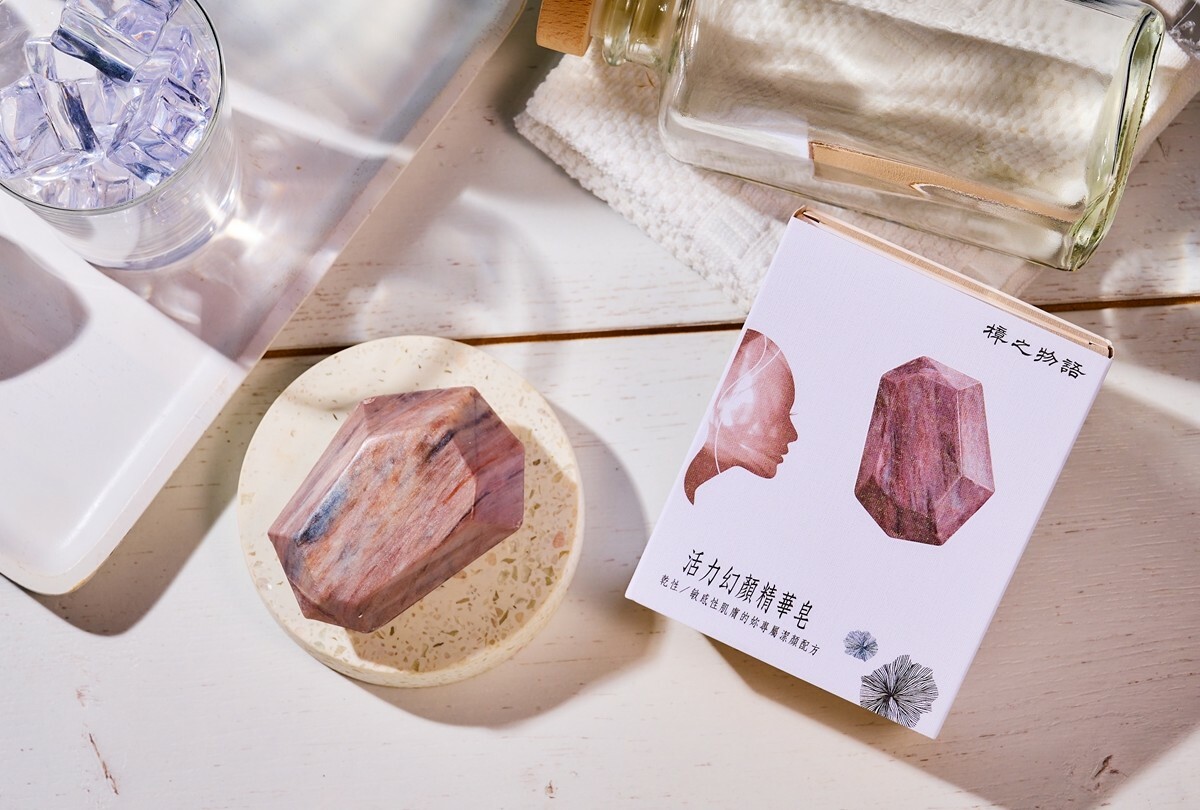 專為乾敏膚質研發洗臉香皂,幫助肌膚潤澤保水強化防護力,改善舒緩乾燥、發癢、紅腫等不適困擾