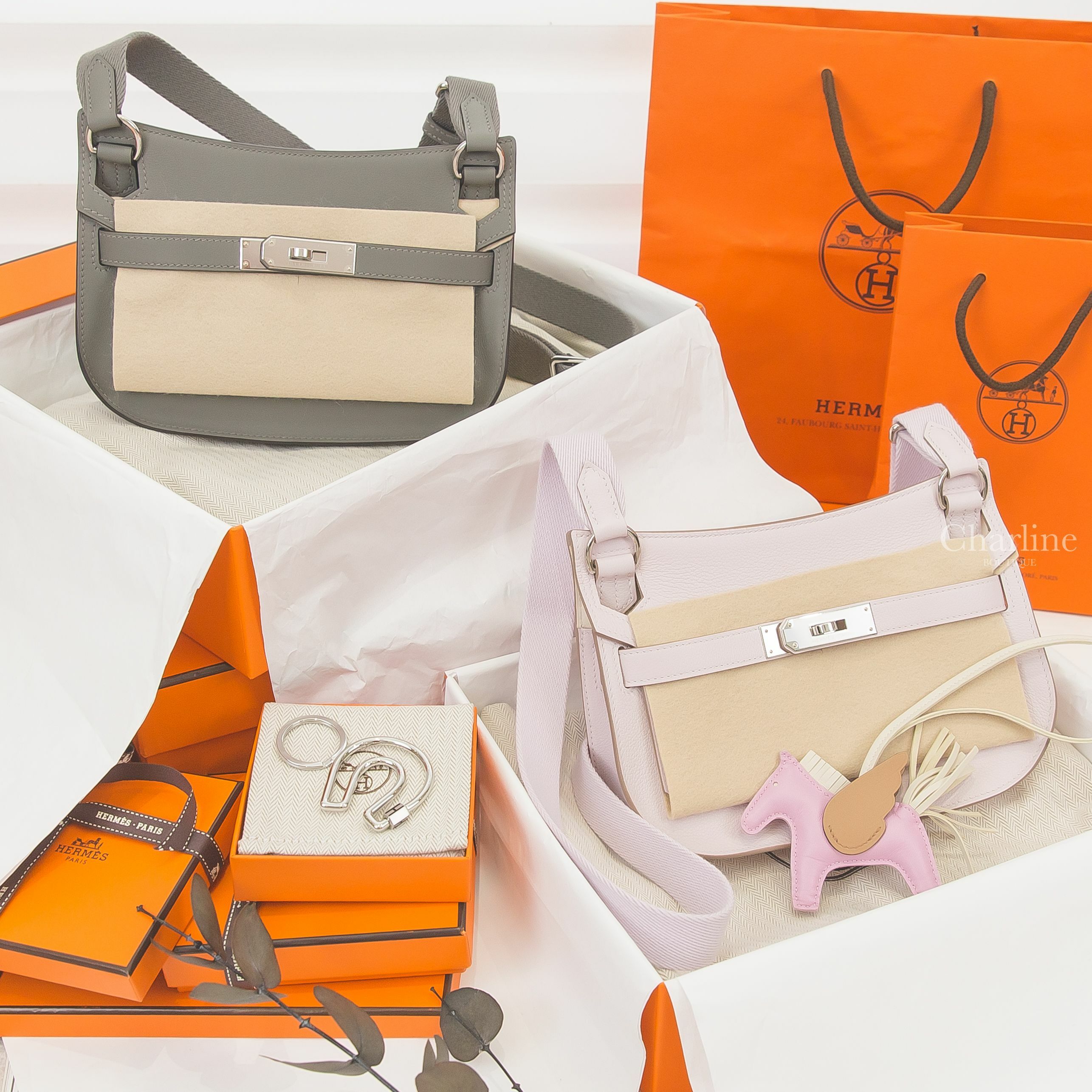 Hermès Jypsiere Mini U刻積雨雲灰銀釦迷你肩背包,B刻淡紫色拼奶油白內裡銀釦迷你肩背包,錦葵粉/奶昔白/馬薩拉茶色小型飛馬吊飾,銀色簍空馬蹄黑色H字樣不銹鋼鑰匙圈-Charline Boutique 精品代購