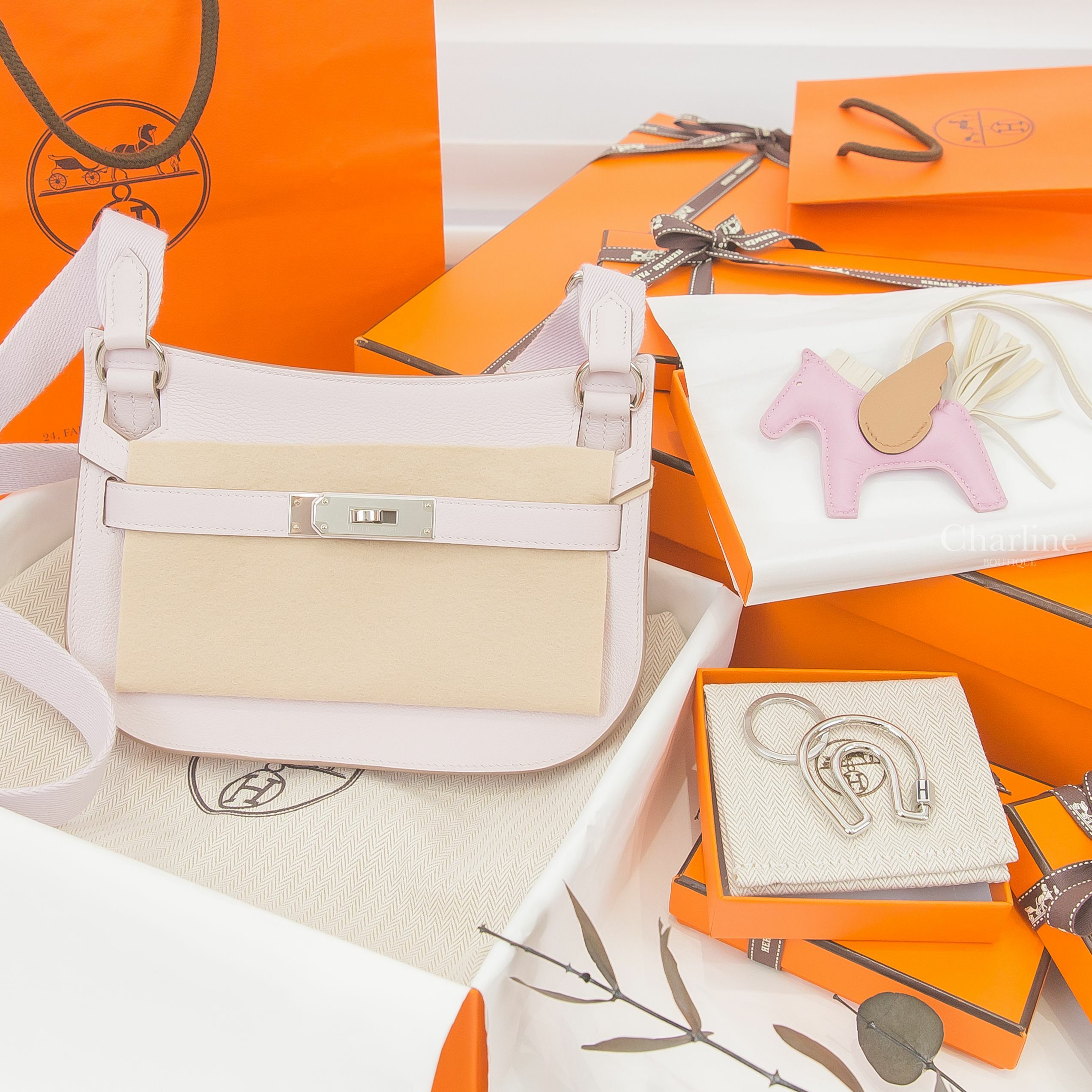 Hermès Jypsiere Mini B刻淡紫色拼奶油白內裡銀釦迷你肩背包,錦葵粉/奶昔白/馬薩拉茶色小型飛馬吊飾,銀色簍空馬蹄黑色H字樣不銹鋼鑰匙圈-Charline Boutique 精品代購