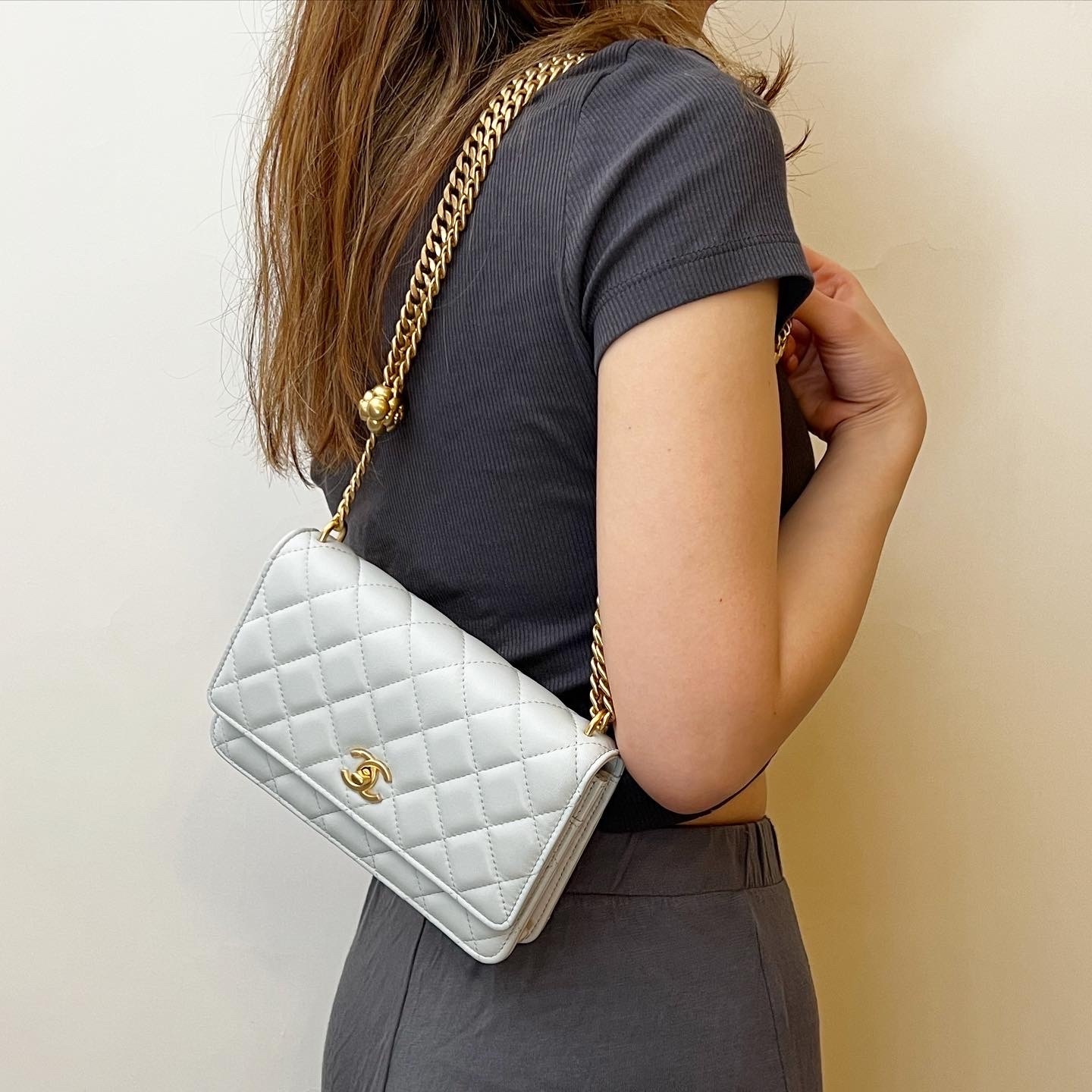 CHANEL 山茶花調節扣Wallet On Chain (淺灰)