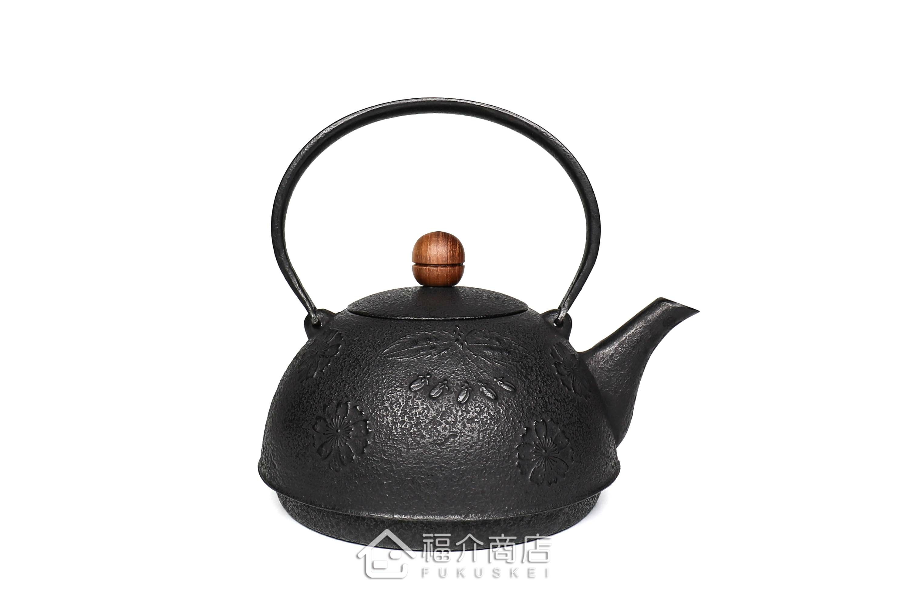 薰山工房所製作的日本鐵壺,壺身設計成櫻花圖紋與木質壺摘