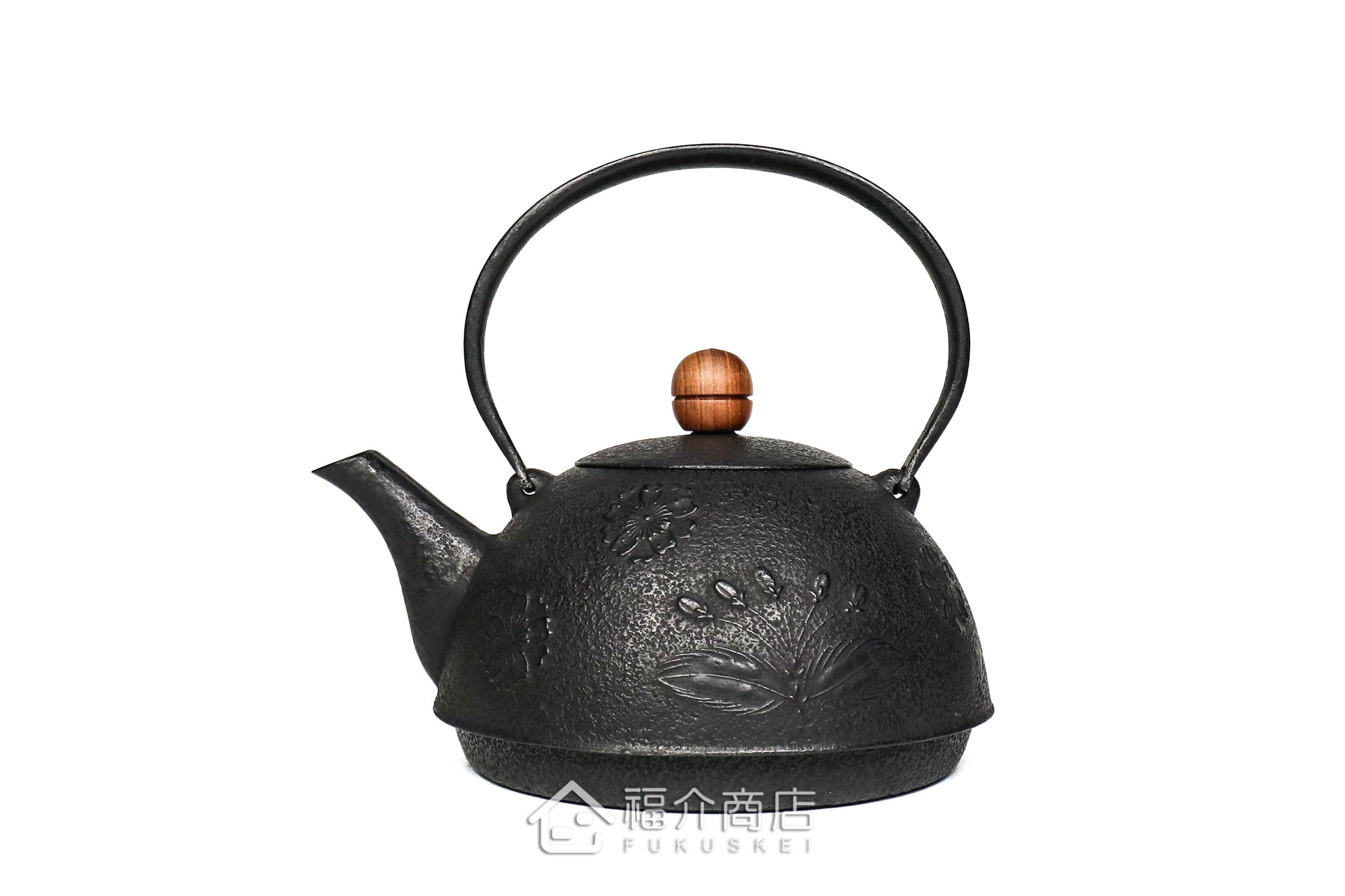 薰山工房所製作的日本鐵壺,壺身設計成櫻花圖紋與木質壺摘
