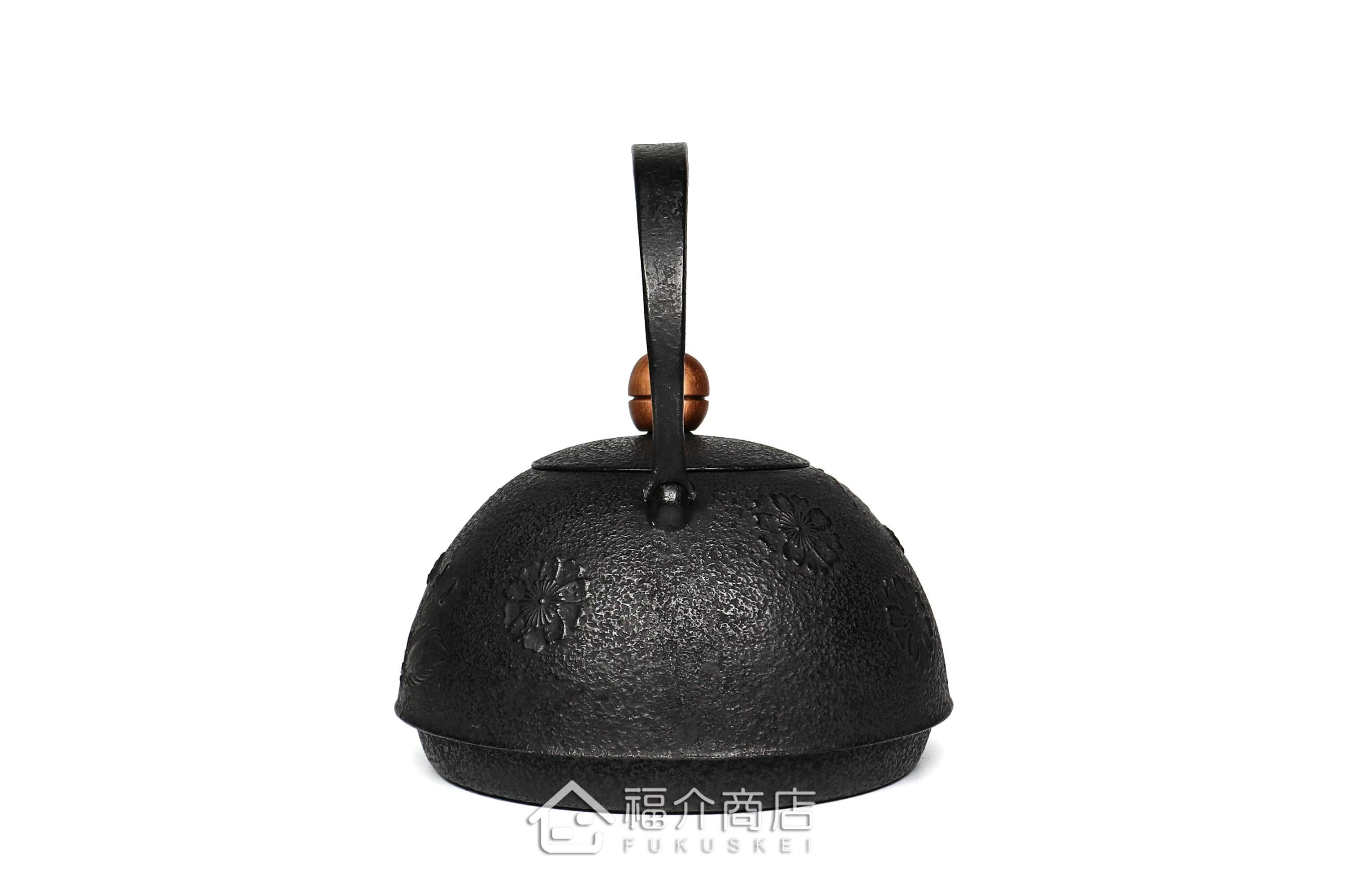 薰山工房所製作的日本鐵壺,壺身設計成櫻花圖紋與木質壺摘