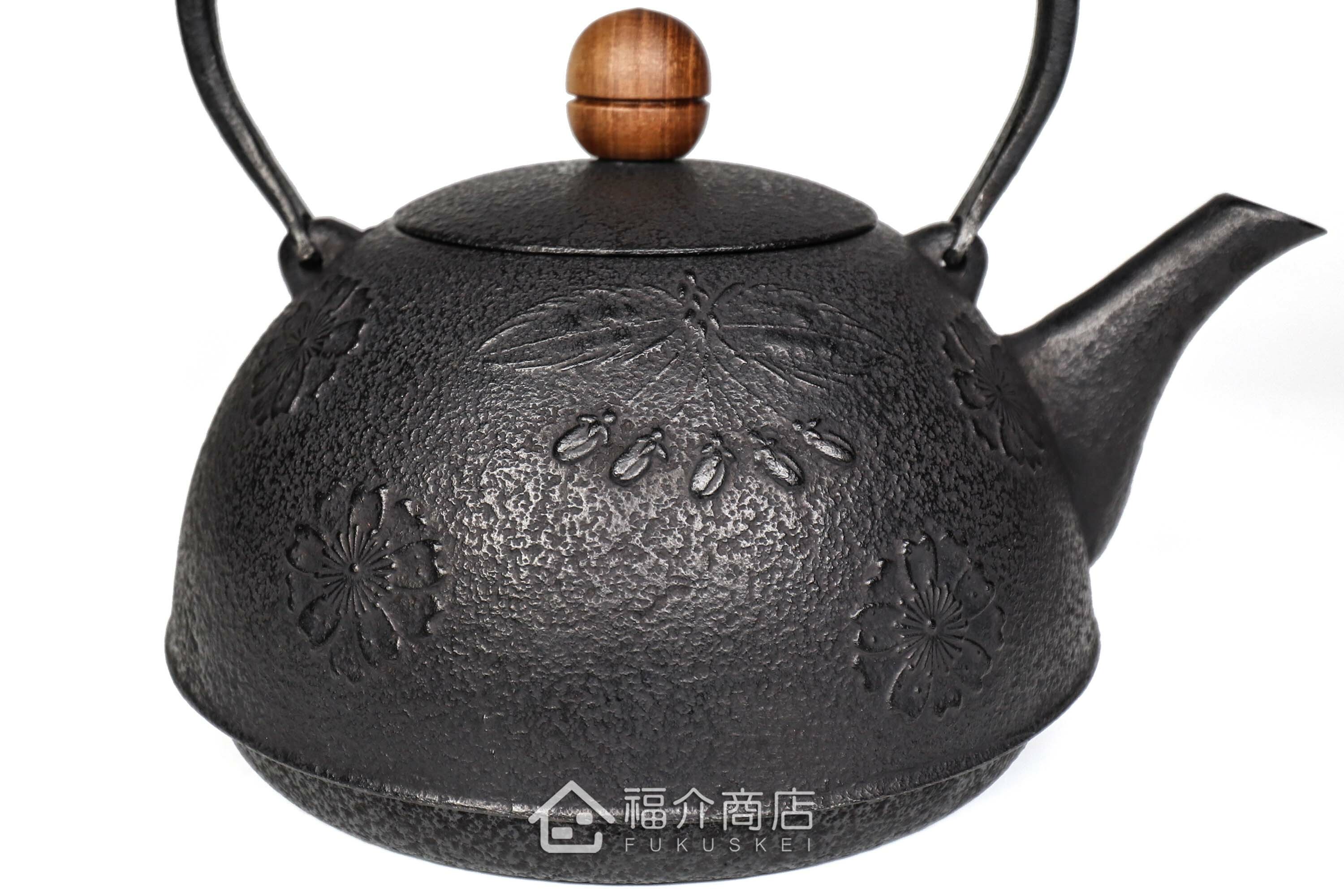 薰山工房所製作的日本鐵壺,壺身設計成櫻花圖紋與木質壺摘