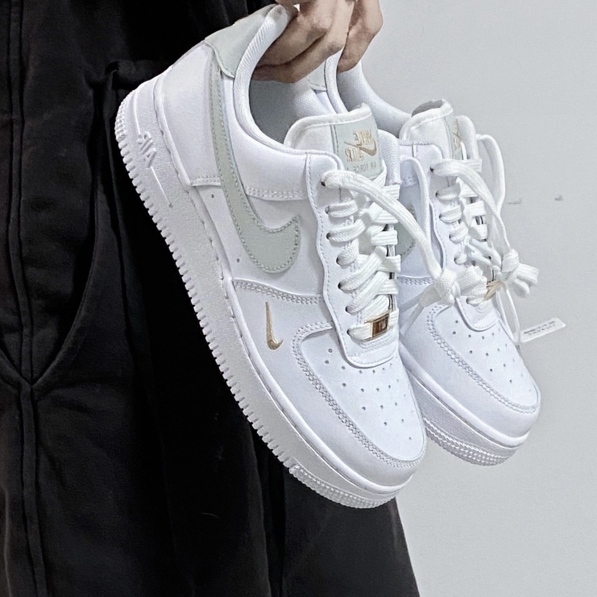NIKE AIR FORCE 1 LOW ESSENTIAL 綠豆灰 迷你金勾 CZ0270-106