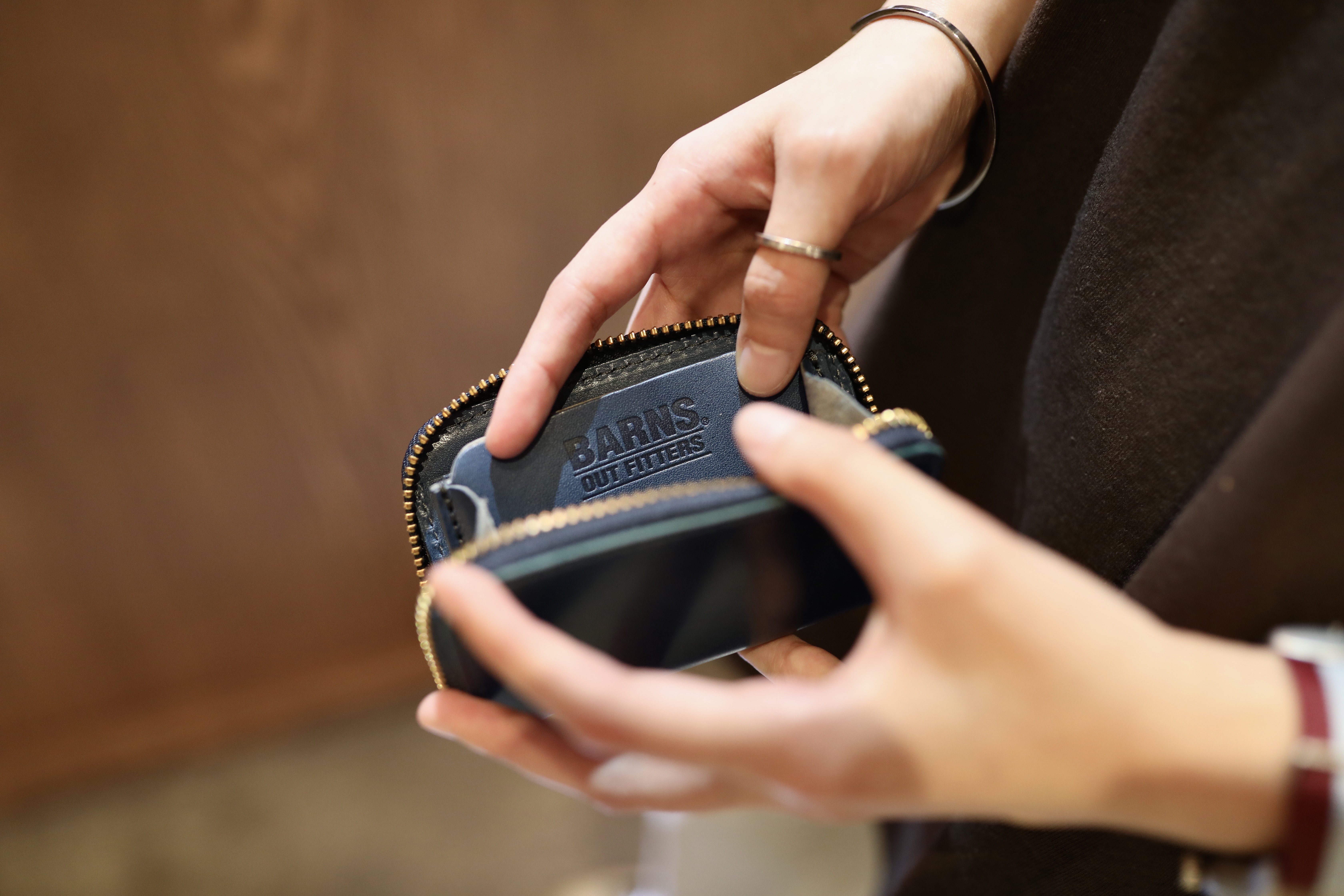 Barns Outfitters - Cordovan Round Zip Mini Wallet Navy