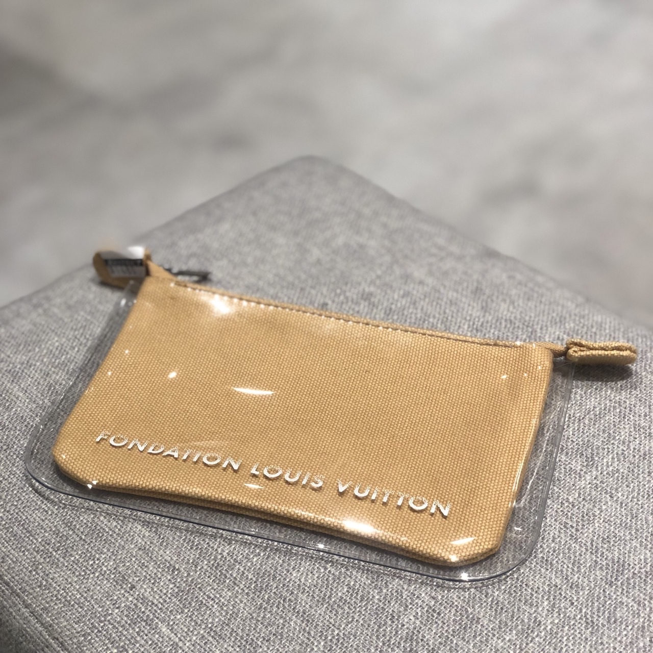 FONDATION LOUIS VUITTON 手拿包