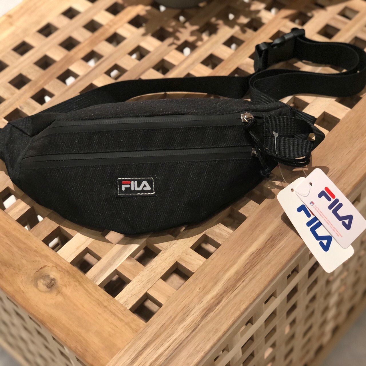 FILA 輕盈防潑水斜跨包 BWU-3007-BK