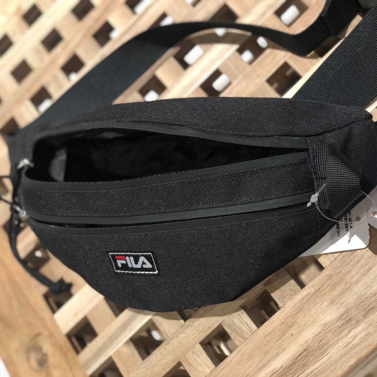 FILA 輕盈防潑水斜跨包 BWU-3007-BK