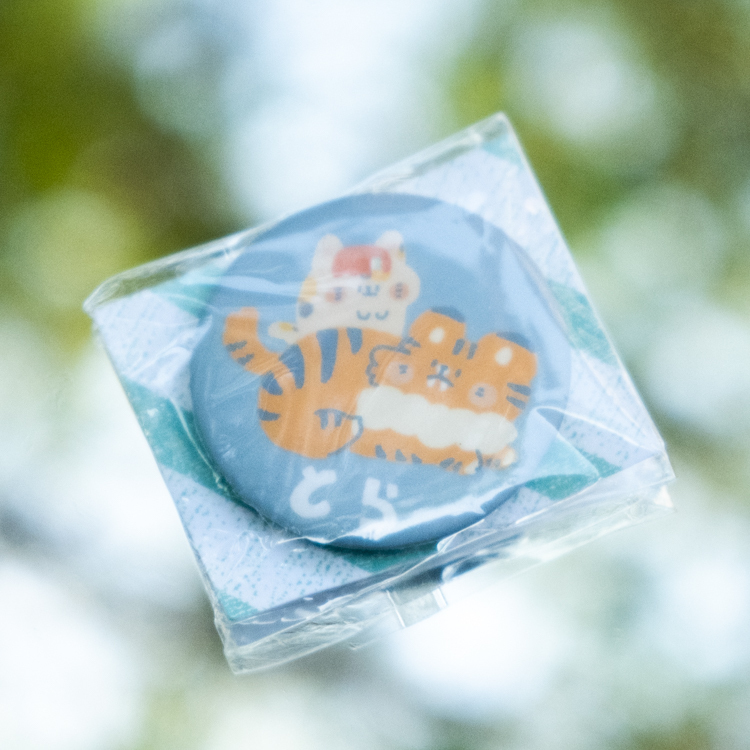 狗狗的小跳步，繪蹦砰｜老虎胸章｜淺藍