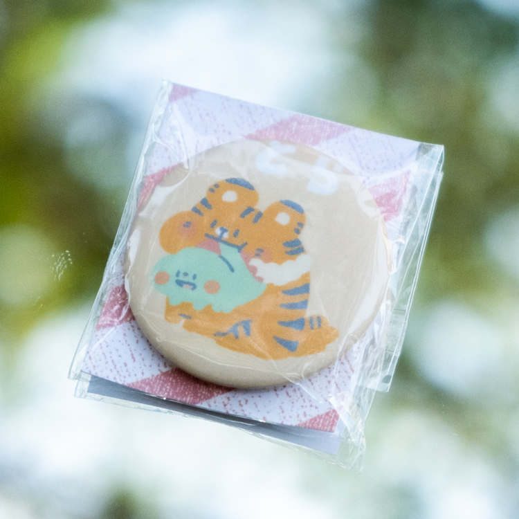 狗狗的小跳步，繪蹦砰｜老虎胸章｜黃