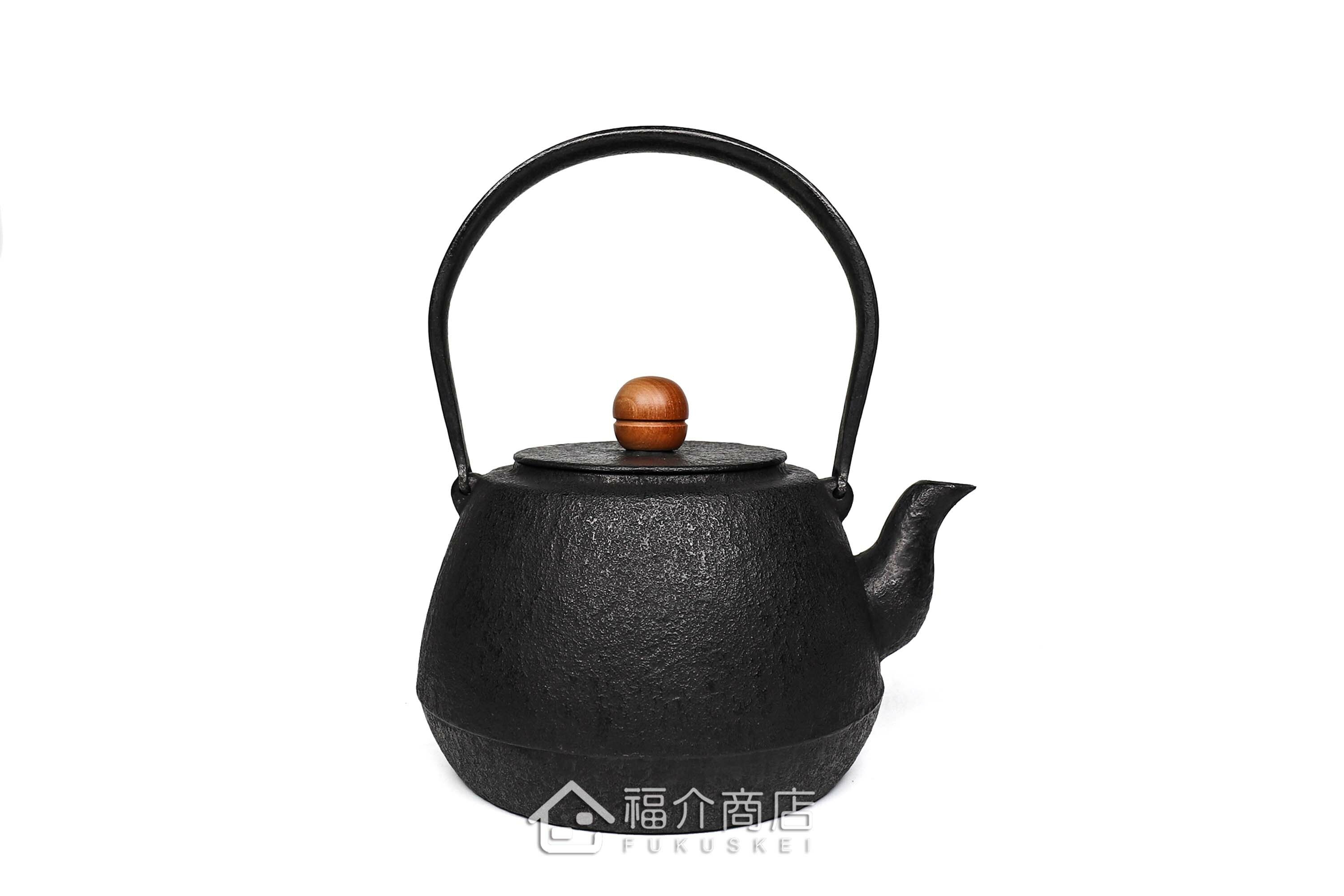 薰山工房所製作的日本鐵壺,壺身設計成素面肌理與木質壺摘