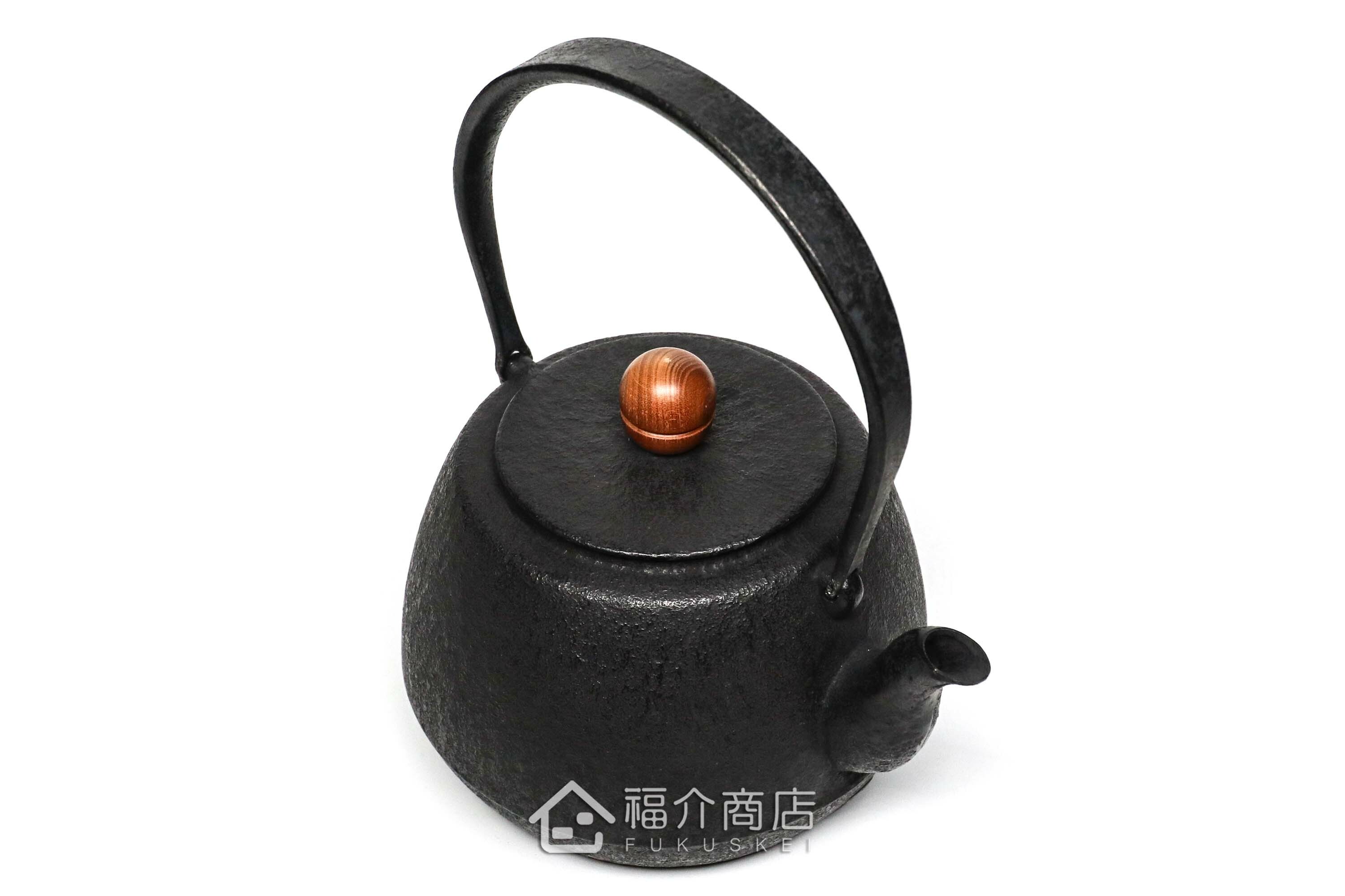 薰山工房所製作的日本鐵壺,壺身設計成素面肌理與木質壺摘