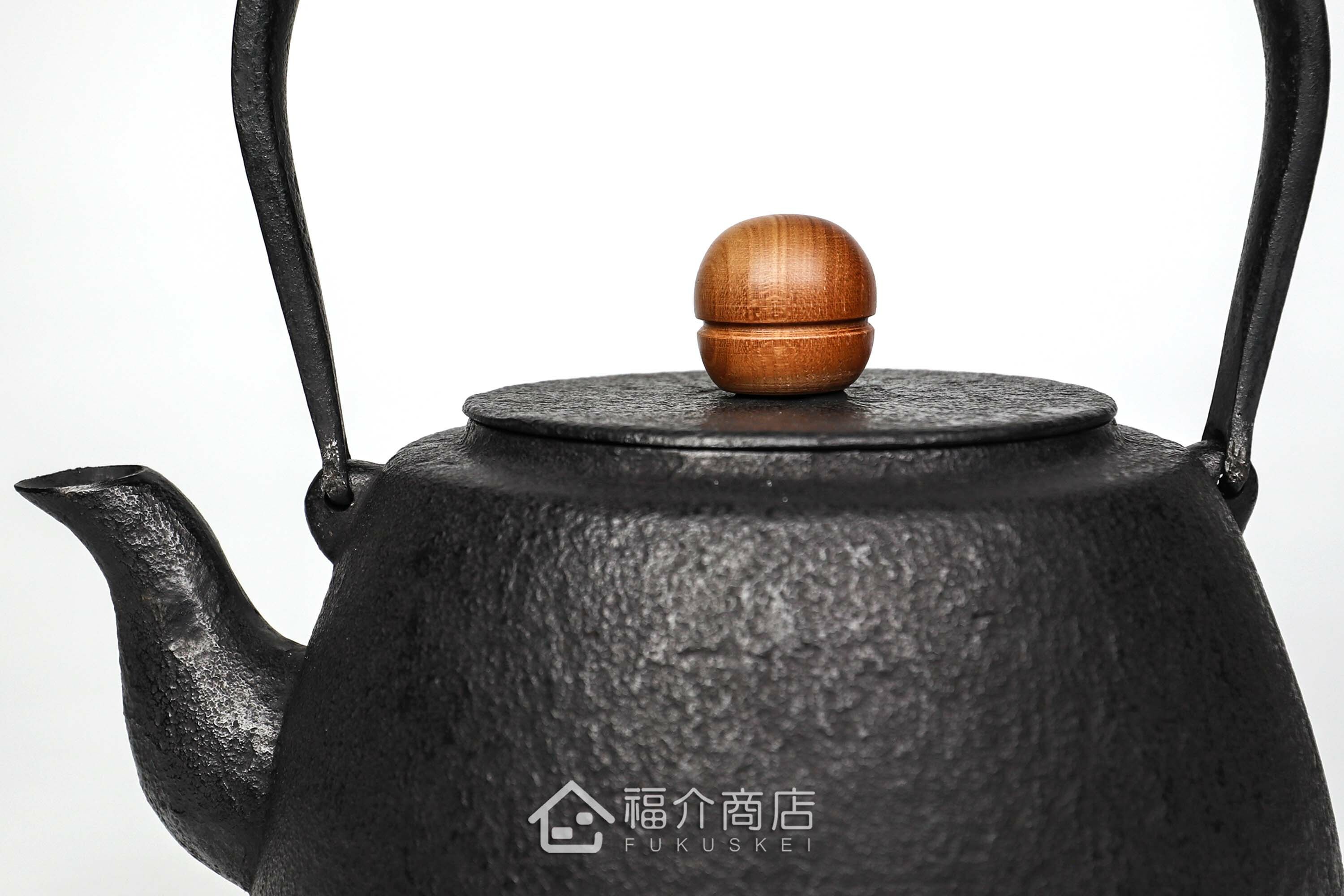 壺身設計成素面肌理與木質壺摘的日本鐵壺
