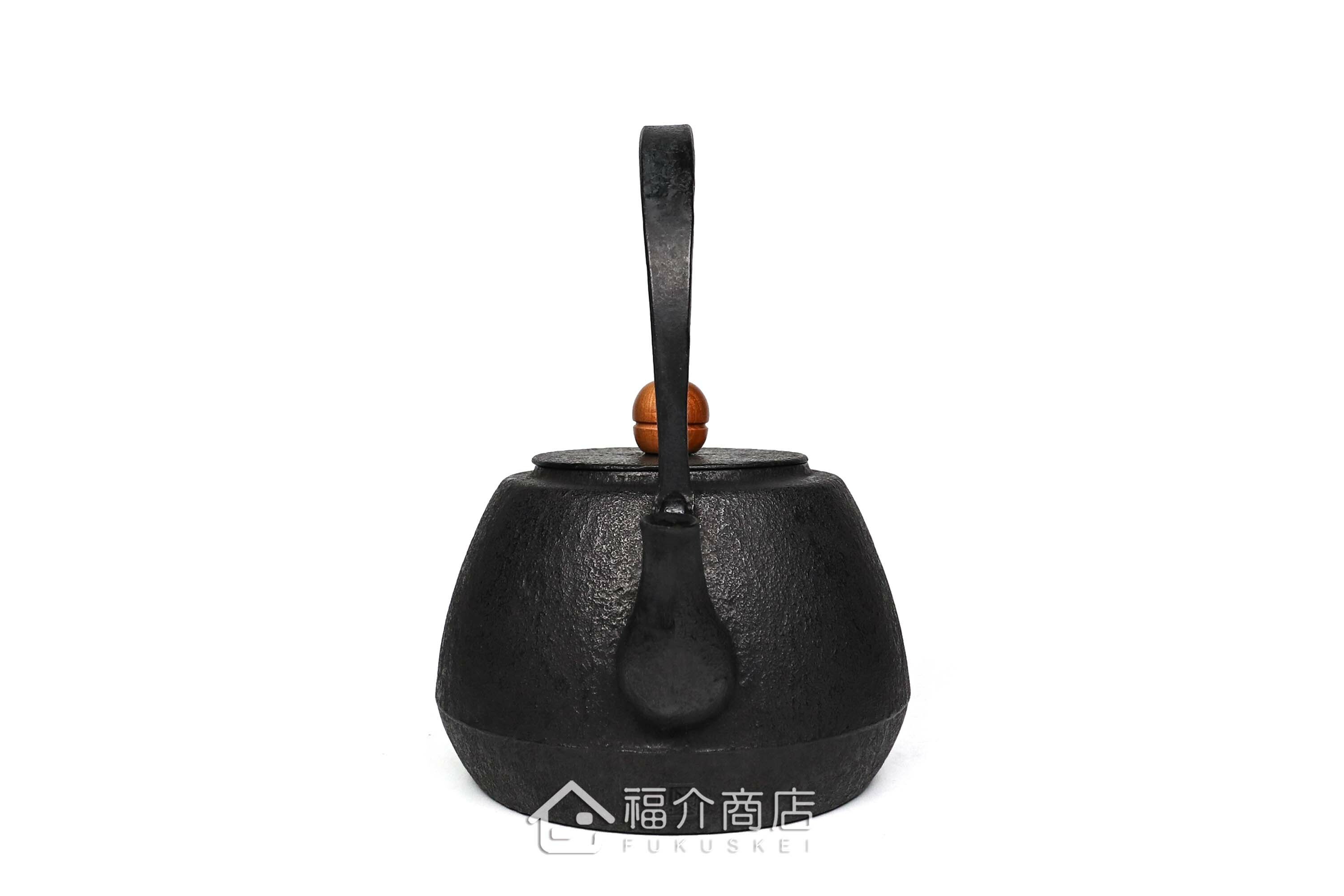 薰山工房所製作的日本鐵壺,壺身設計成素面肌理與木質壺摘