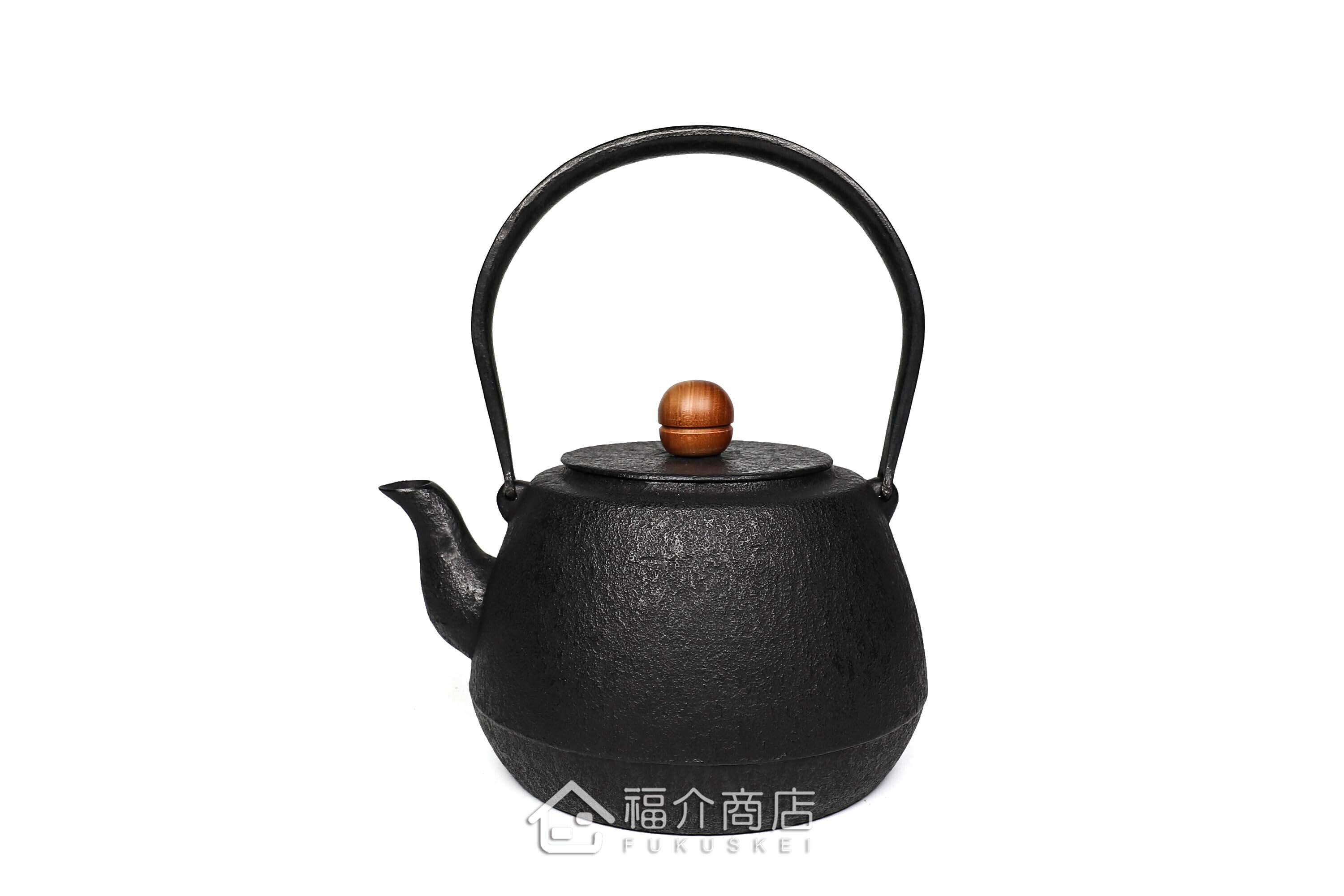 薰山工房所製作的日本鐵壺,壺身設計成素面肌理與木質壺摘