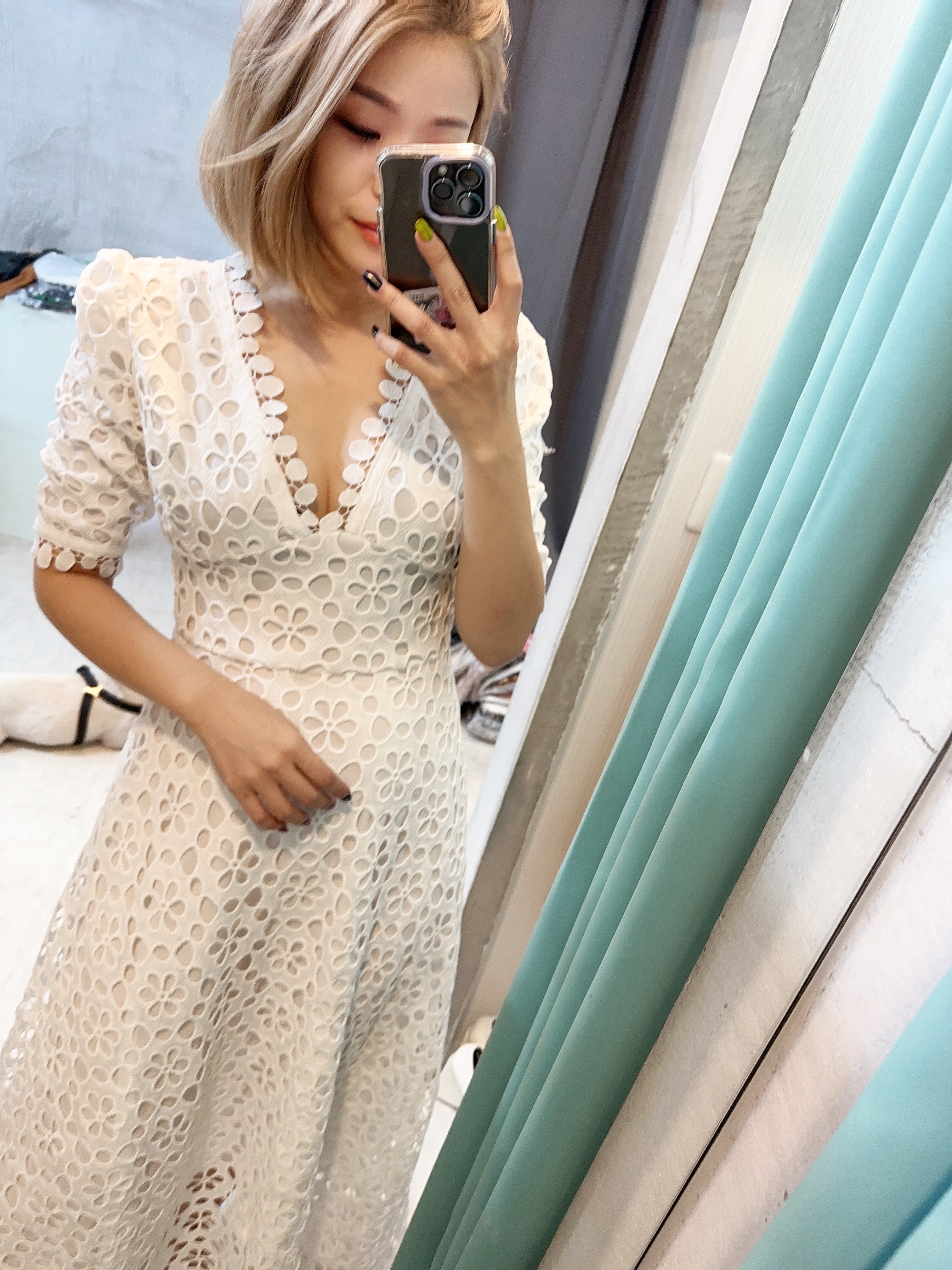 刺繡簍空 V領收腰洋裝