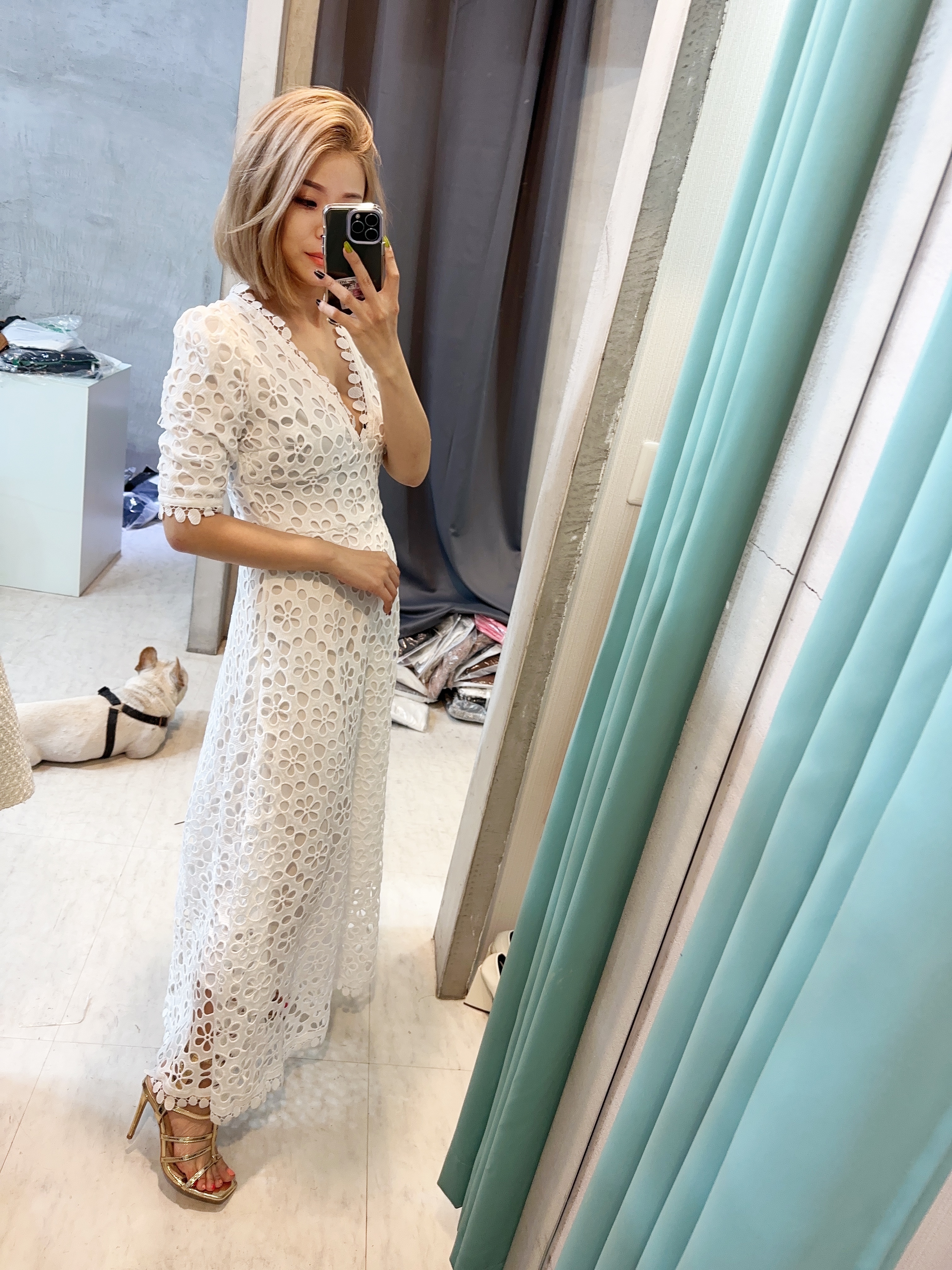 刺繡簍空 V領收腰洋裝