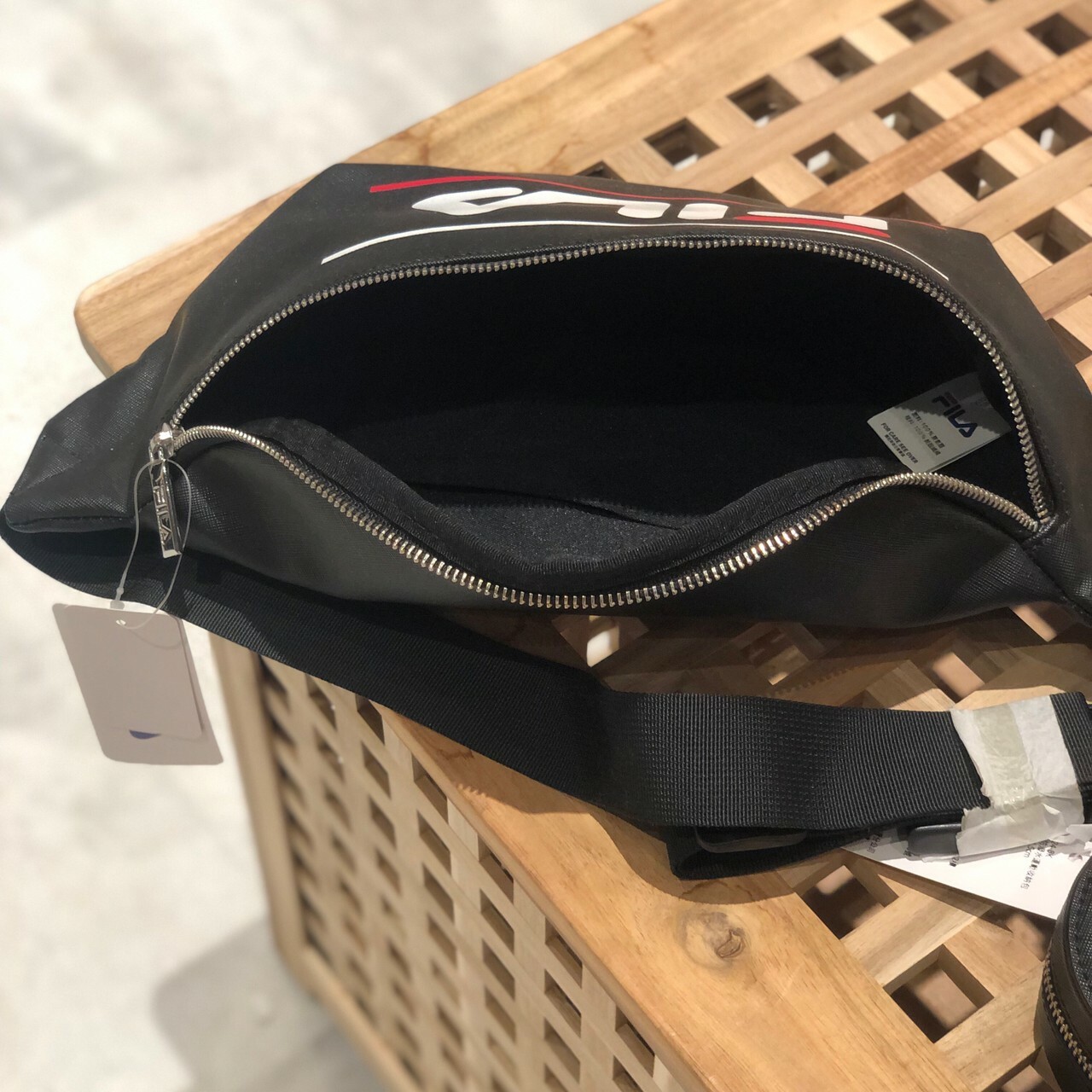 FILA 皮革防潑水斜跨包 BWU-3023-BK