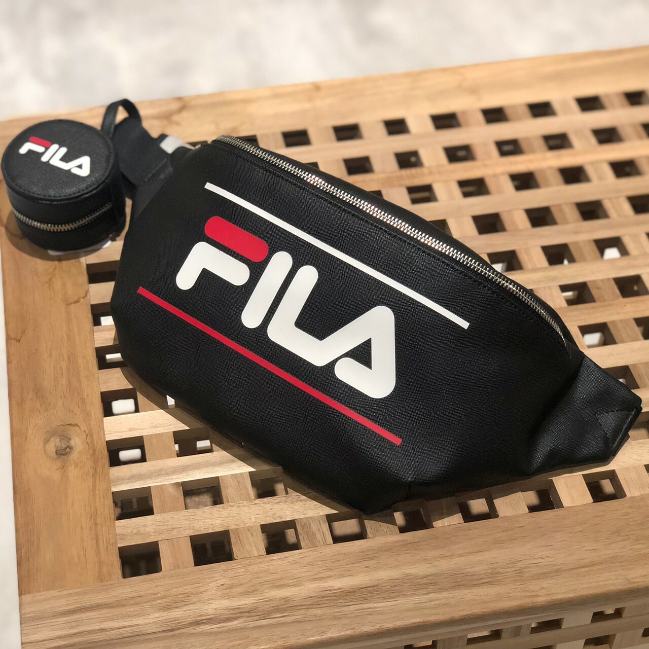 FILA 皮革防潑水斜跨包 BWU-3023-BK