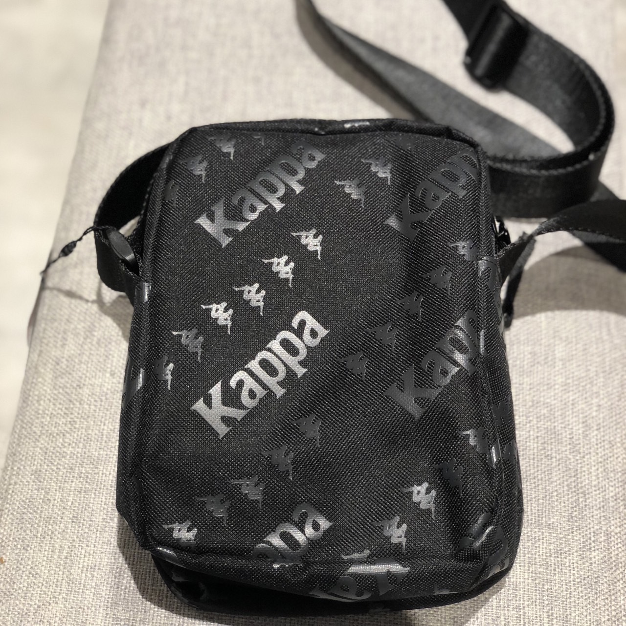 Kappa 滿版LOGO側肩包 381N6WW-005