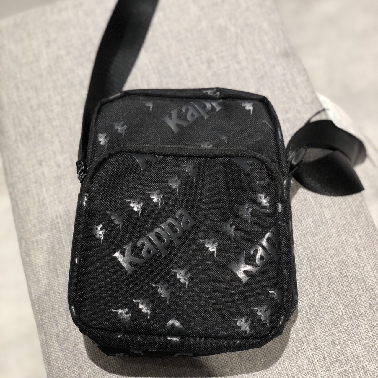 Kappa 滿版LOGO側肩包 381N6WW-005