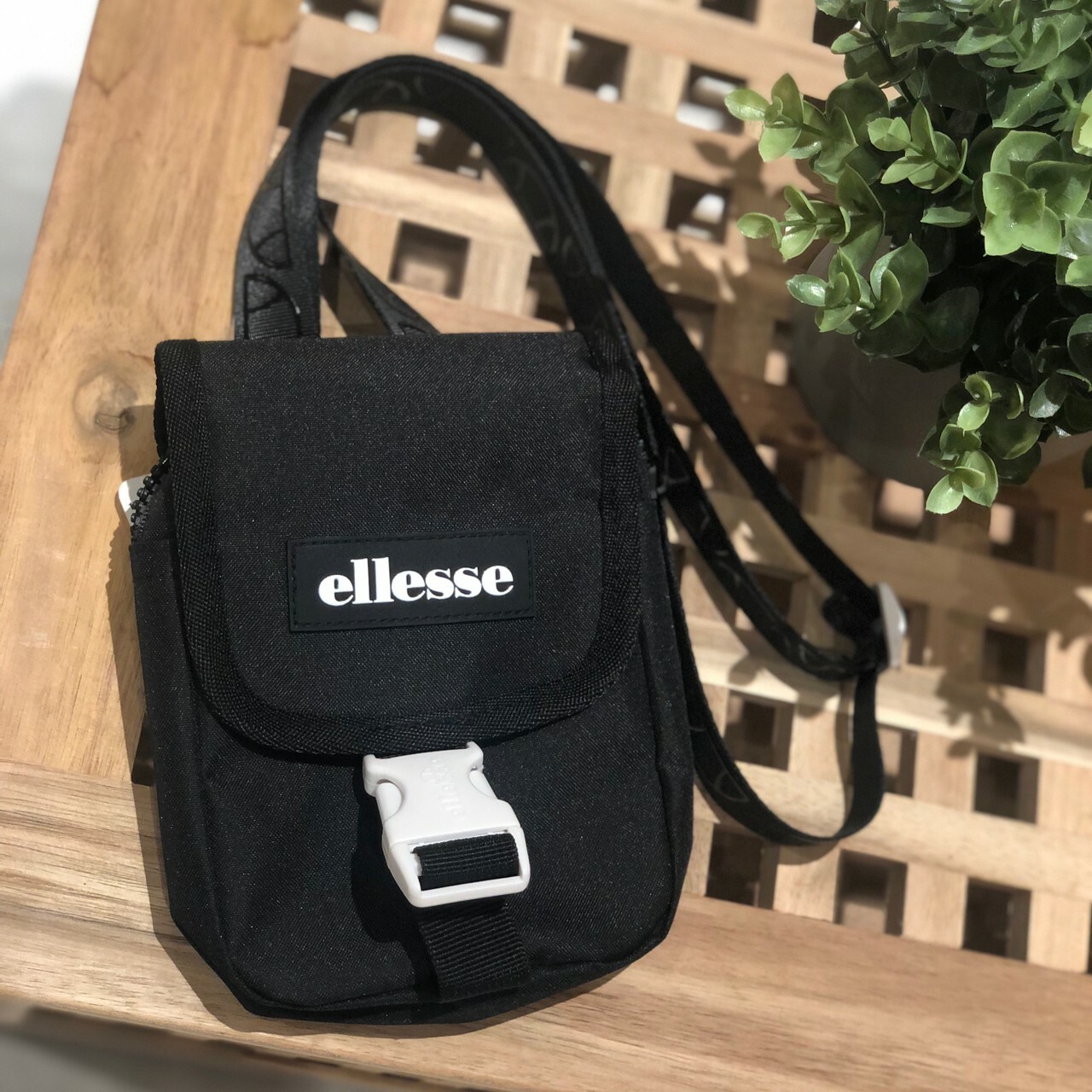 Ellesse 工裝風側背小包 SALA2105