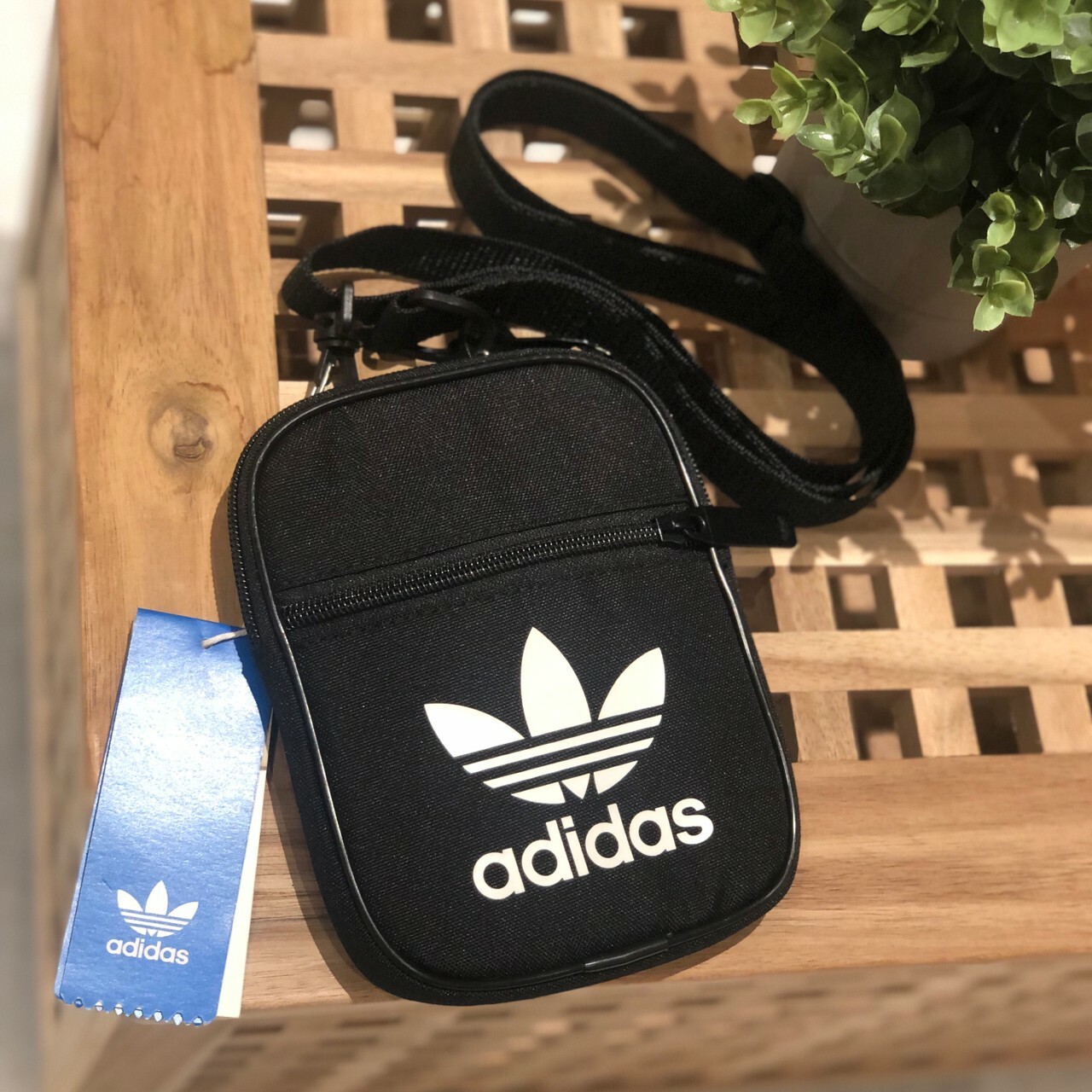 Adidas 三葉草側背小包 BK6730